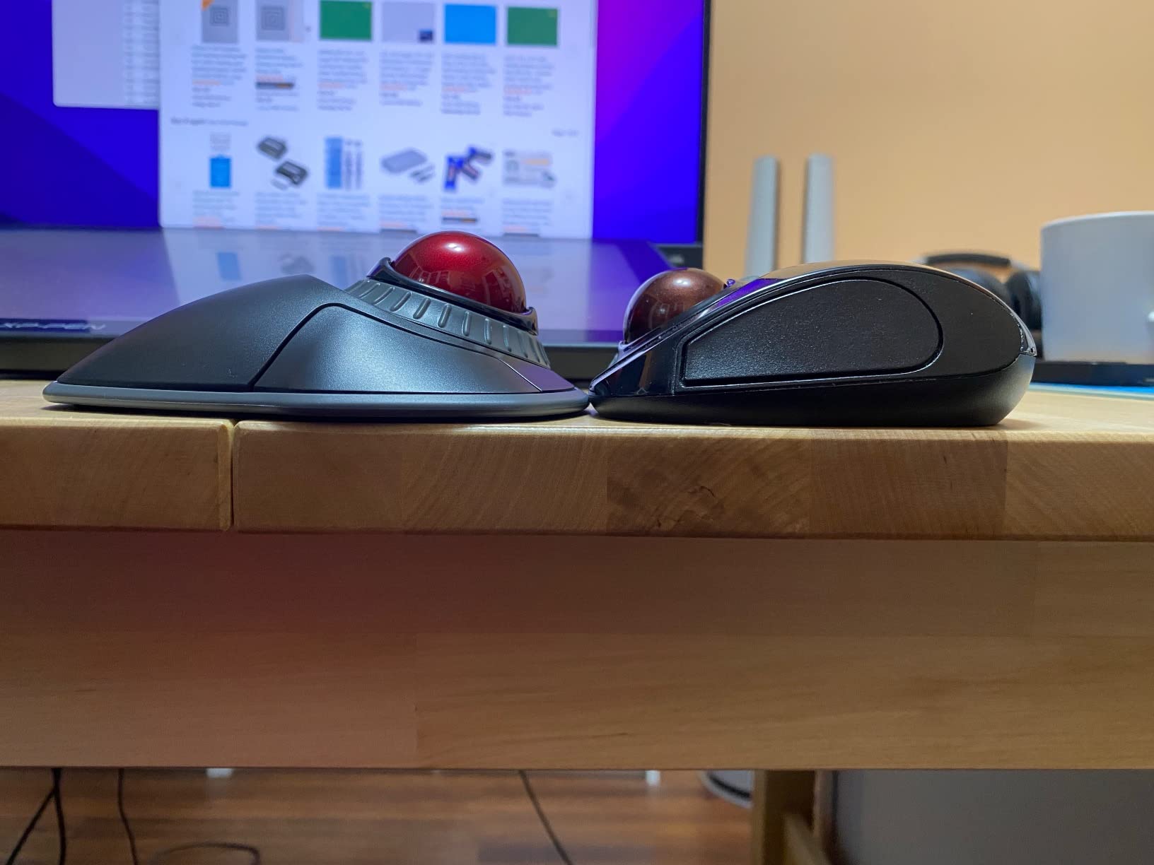 Kensington Orbit Wireless Trackball with Scroll Ring - Black-Red (K70990WW), customer photo 1