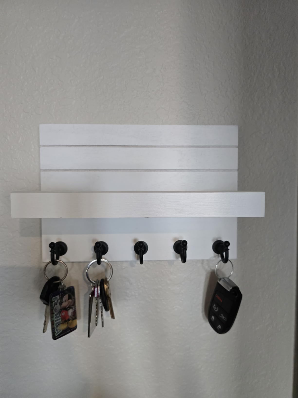 HONJIN Key Holder Wall Mount with Shelf and 5 Sturdy Key Hooks (White) customer photo 1