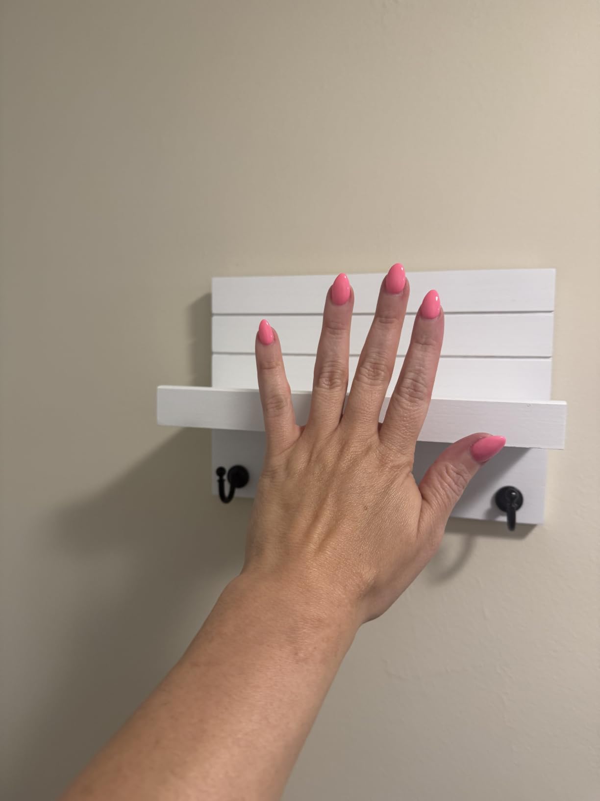 HONJIN Key Holder Wall Mount with Shelf and 5 Sturdy Key Hooks (White) customer photo 2