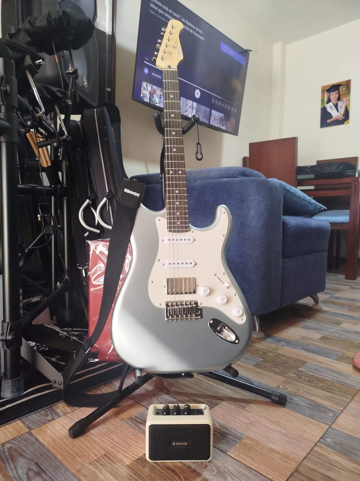 Donner DST-152 Full-Size Electric Guitar Beginner Kit with HSS Coil Split customer photo 1