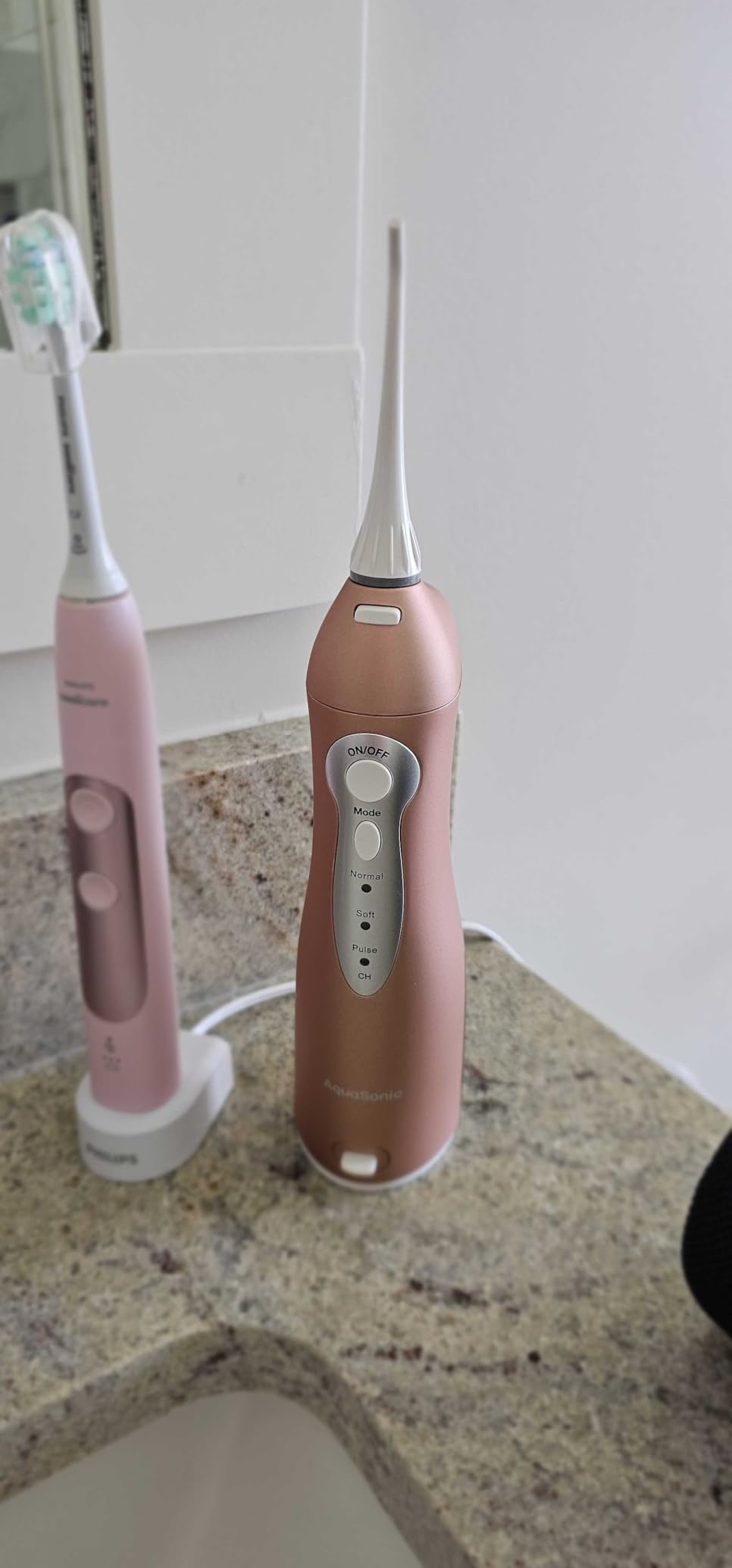 AquaSonic Aqua Flosser - Cordless Rechargeable Water Flosser for Teeth - Waterproof, Portable Oral Irrigator for Dental Cleaning with 5 Jet Tips – Braces Home Travel customer photo 2