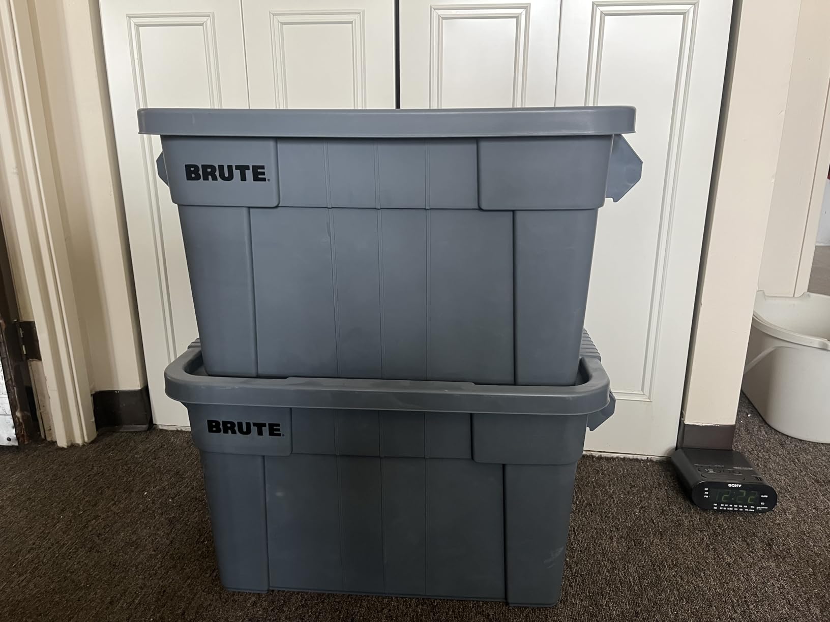 Rubbermaid Commercial Products BRUTE Tote with Lid, Gray, 20-Gallon, 2 Pack customer photo 2