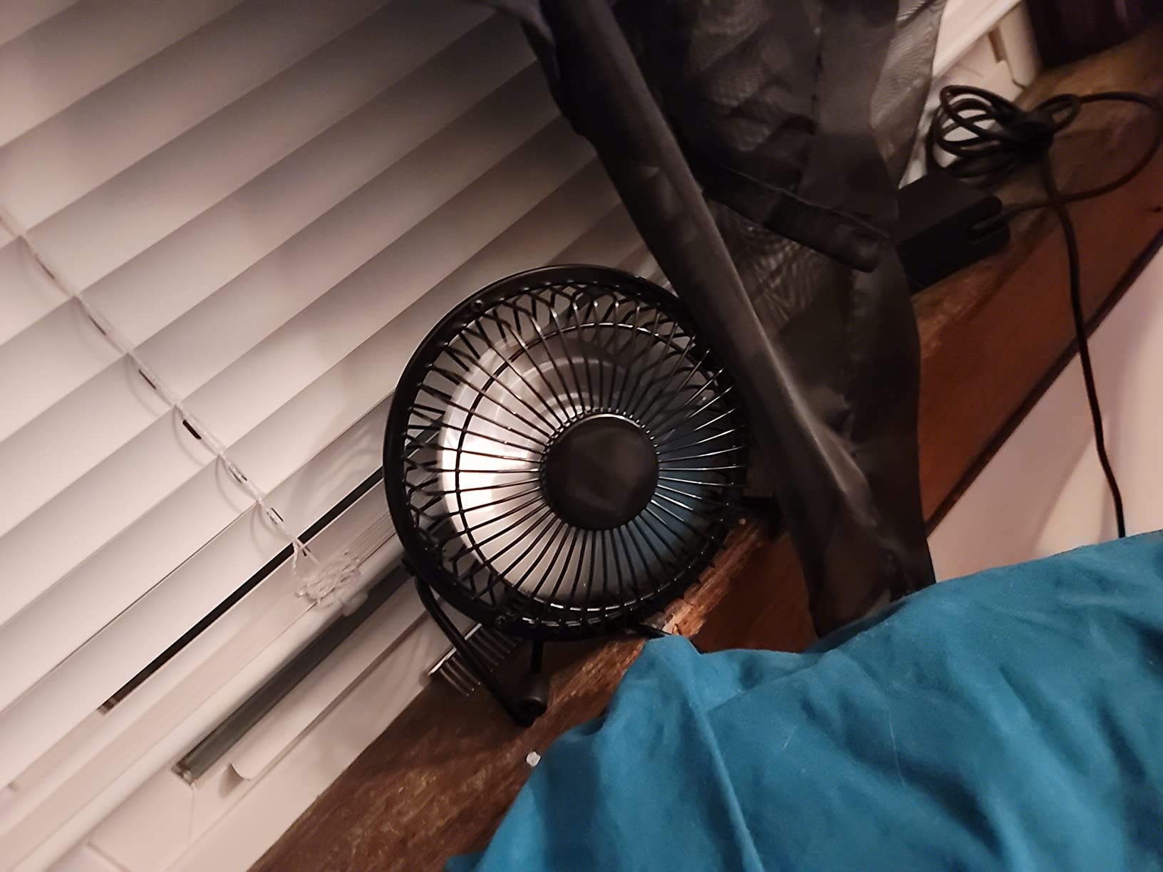 Zuvas Desk Fan Quiet Small USB Fan, Portable 4 inch Metal Fan, 2 Speed customer photo 2