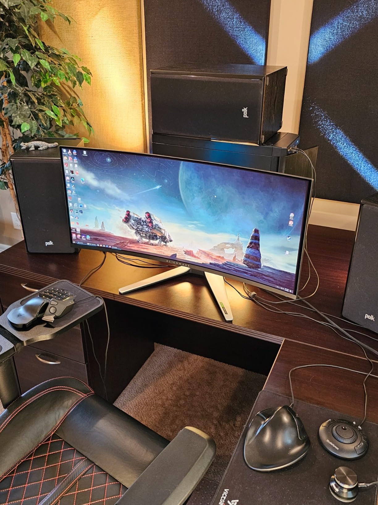 AW3423DW Curved Gaming Monitor 34.18 inch Quantom Dot-OLED 1800R Display, 3440x1440 Pixels at 175Hz, True 0.1ms Gray-to-Gray, 1M:1 Contrast Ratio, 1.07 Billions Colors - Lunar Light customer photo 1