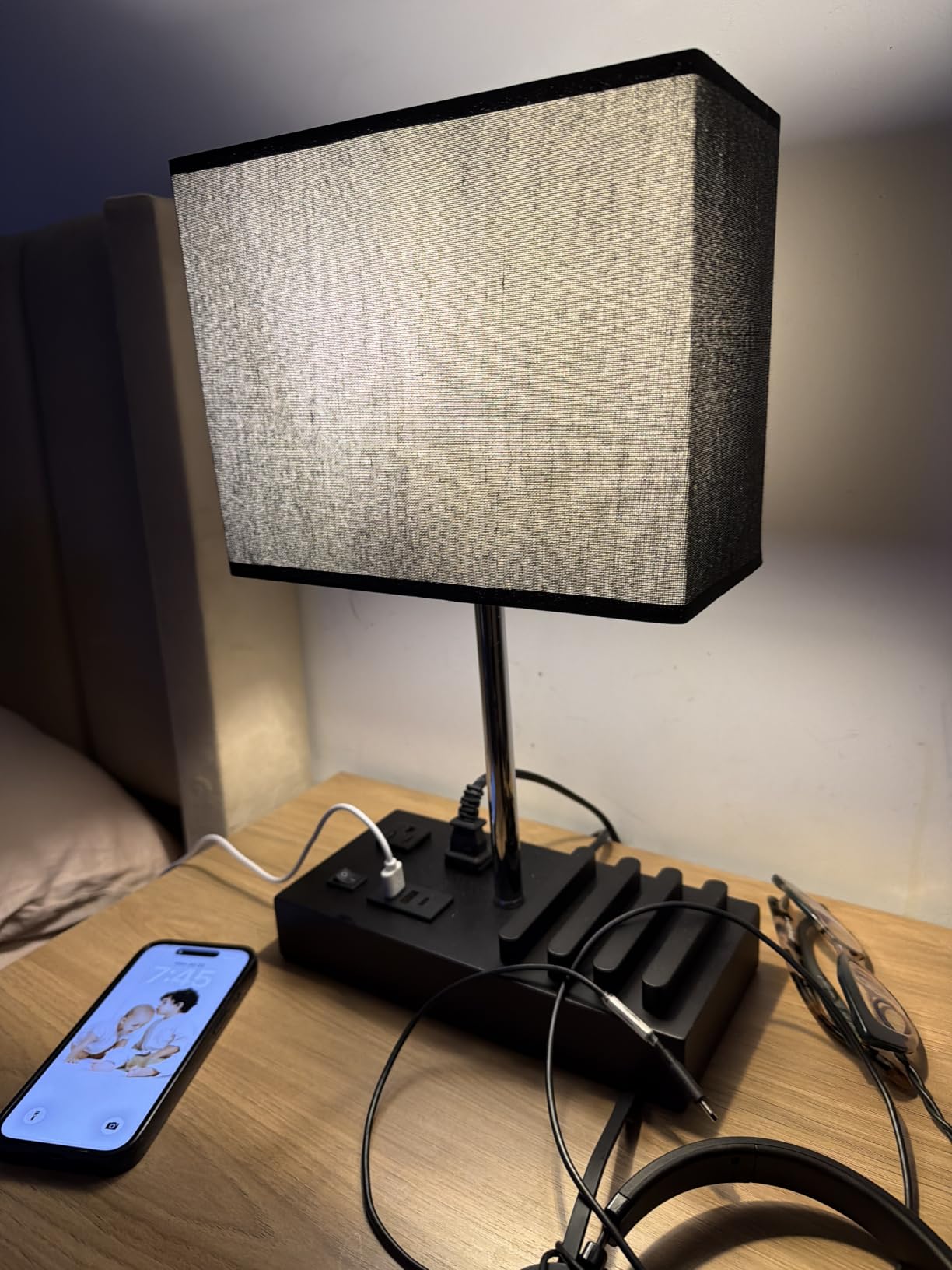 Briever USB Table Lamp, Multi-Functional Desk Lamp with 2 AC Outlets, Bedside Lamp with 3 USB Charging Ports and Wooden Phone Stands, Nightstand Lamp for Bedroom, Livingroom, Office, Linen Shade customer photo 2