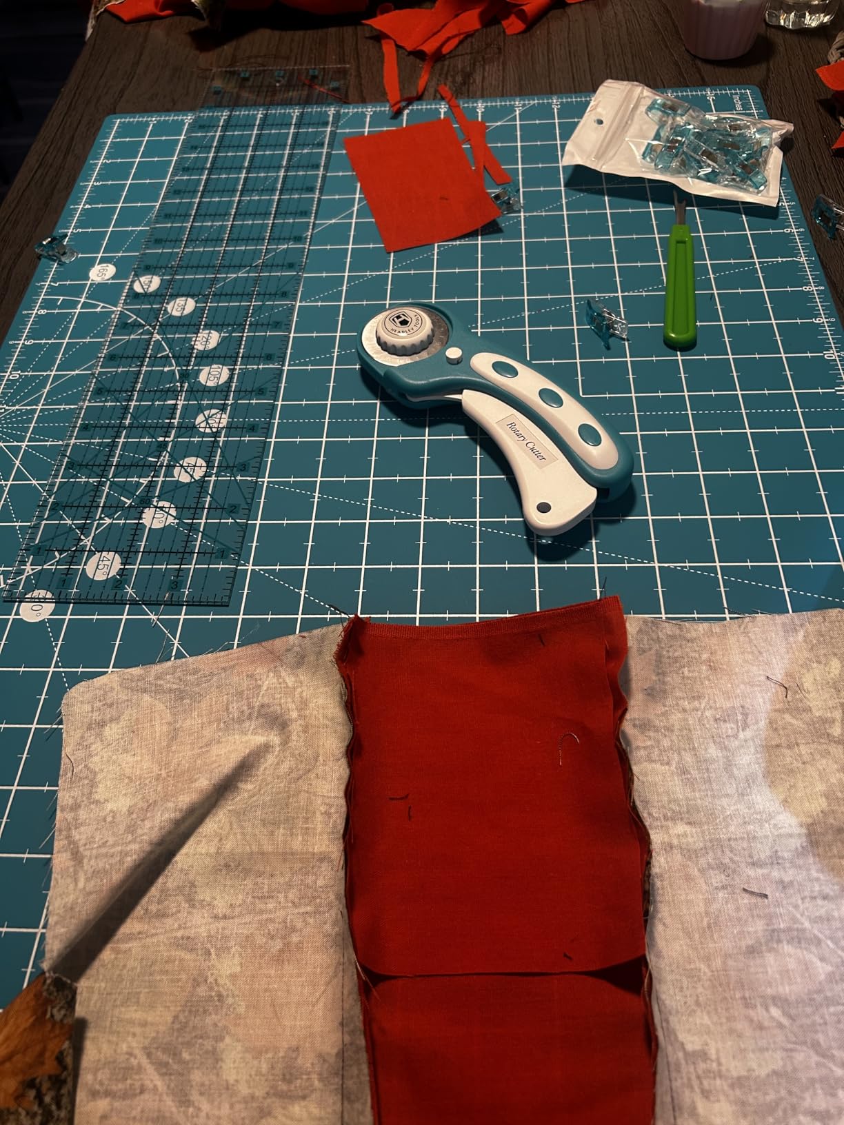 Headley Tools Rotary Cutter Set - 45mm Fabric Cutter, 5 Extra Rotary Blades, A3 Cutting Mat, Quilting Ruler and Sewing Clips, Craft Knife Set, Ideal for Crafting, Sewing, Patchworking,Turquoise customer photo 2