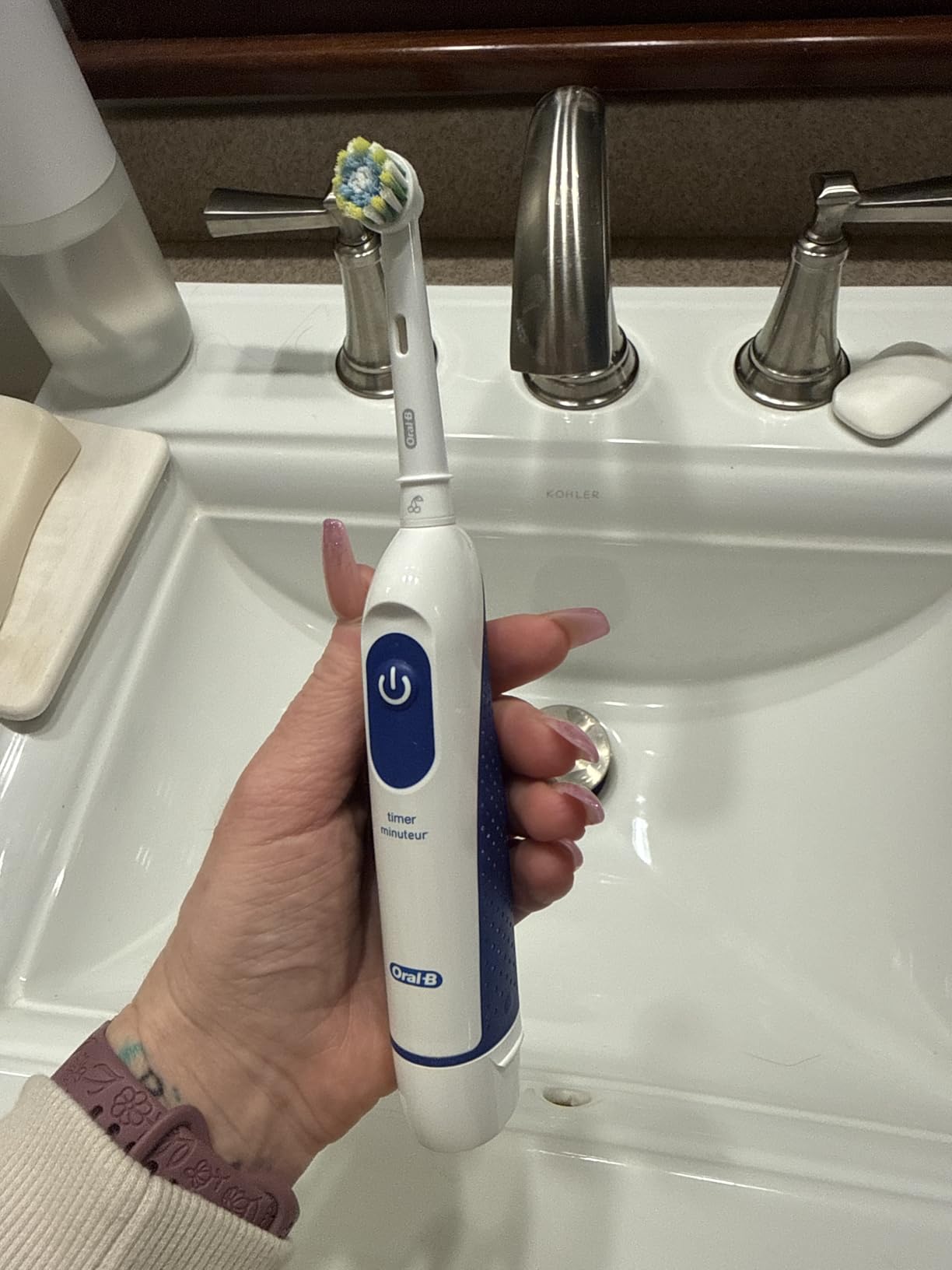 Oral-B Pro 100 3D White, Battery Toothbrush, White customer photo 1