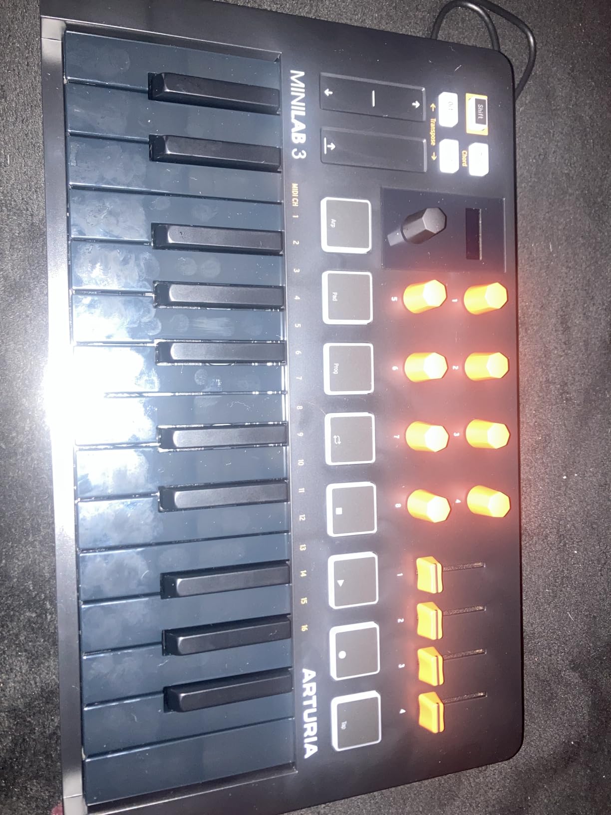 Arturia MiniLab 3 Universal MIDI Controller, White - 25 Keys, 8 Multi-Color Pads, All-in-One Software Package customer photo 1