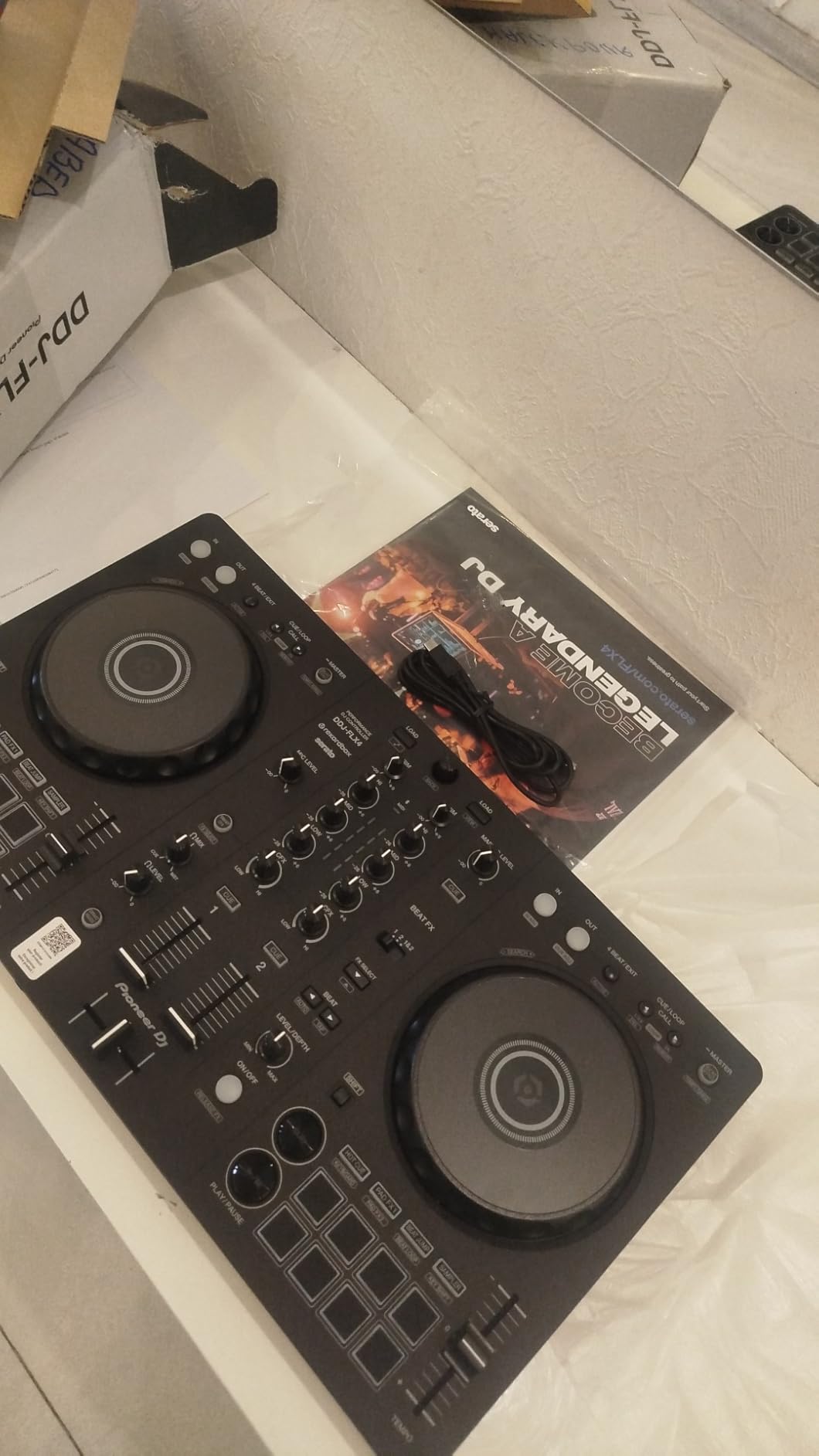 Pioneer DJ DDJ-FLX4 2-Channel DJ Controller, 16 Pads, Graphite customer photo 2