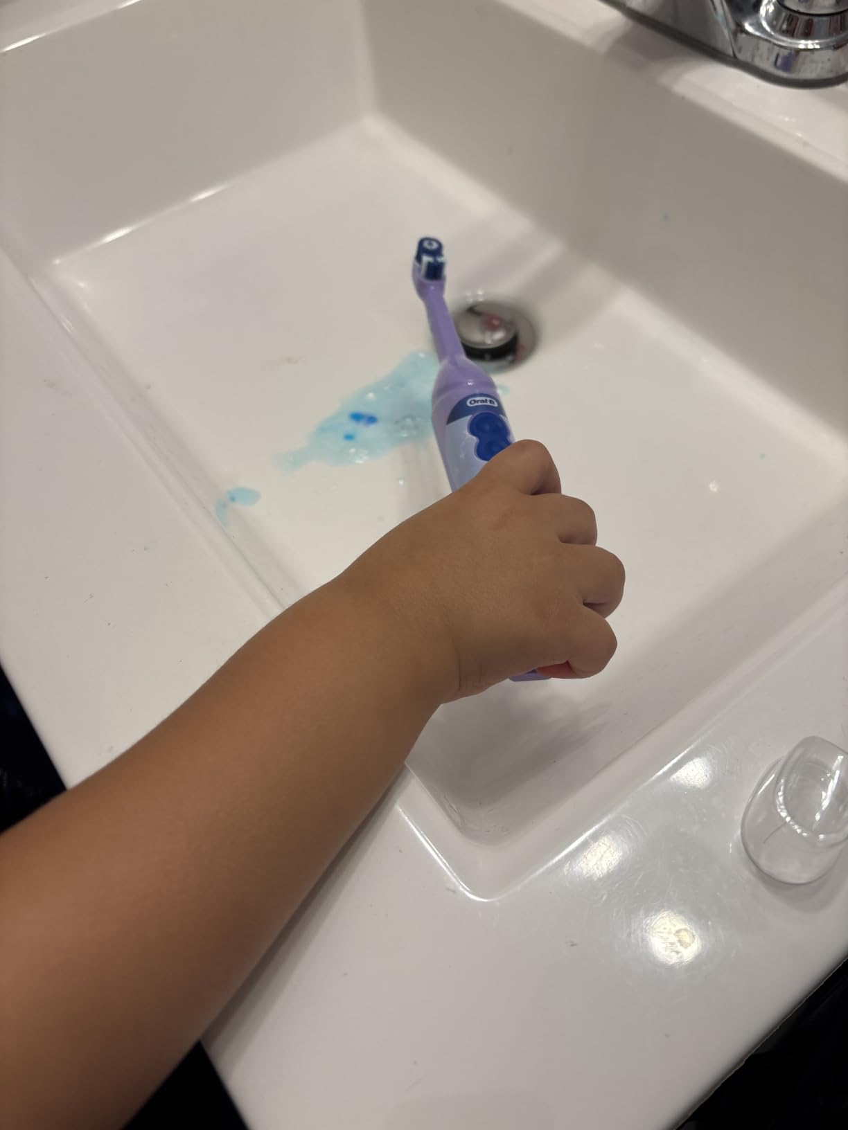 Oral-B Kid's Battery Toothbrush Featuring Marvel's Spiderman, Soft Bristles, for Kids 3+ customer photo 2