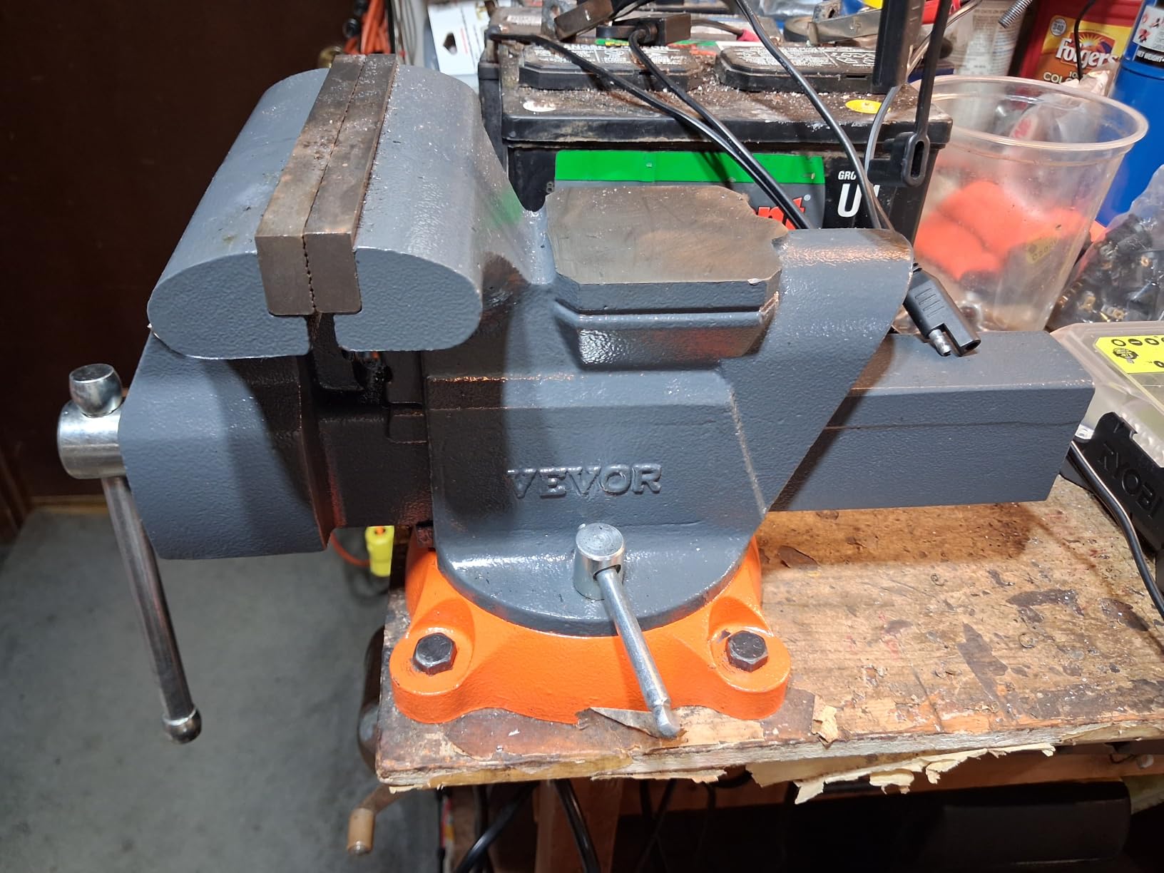 VEVOR Bench Vise, 4.5-inch Jaw Width 3.3-inch Jaw Opening, 240-Degree Swivel Locking Base Multipurpose Vise w/Anvil, Heavy Duty Cast Iron Workbench Vise w/Bolts & Nuts, for Drilling, Pipe Cutting customer photo 1