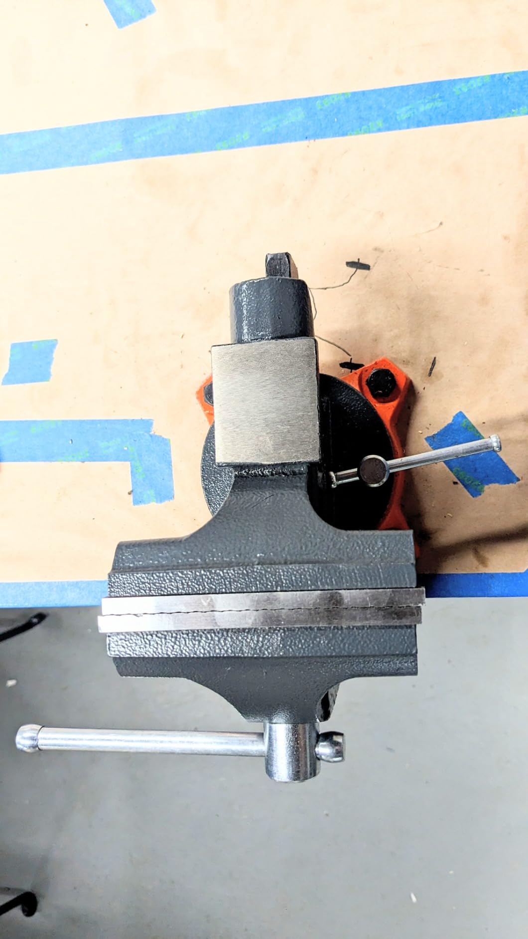 VEVOR Bench Vise, 6-inch Jaw Width 5.9-inch Jaw Opening, 360-Degree Swivel Locking Base Multipurpose Vise w/Anvil, Heavy Duty Ductile Iron Workbench Vise w/Bolts & Nuts, for Drilling, Pipe Cutting customer photo 2