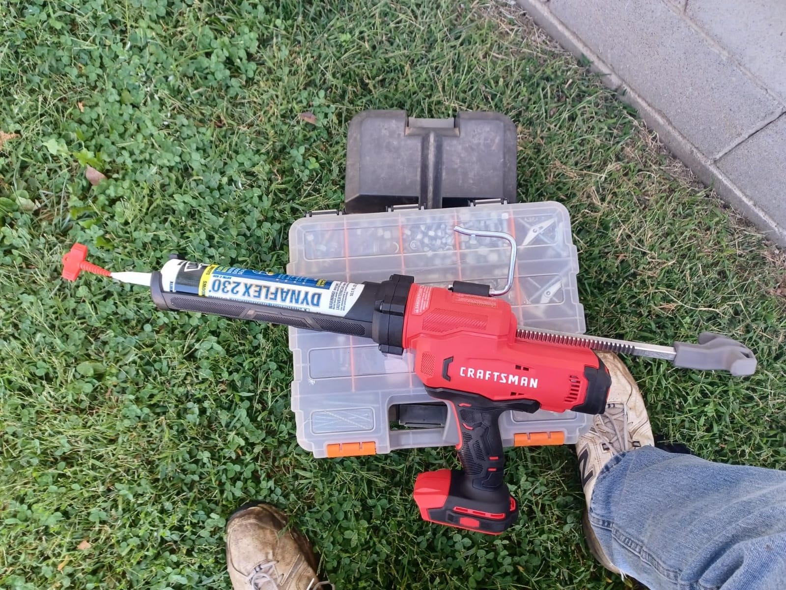 CRAFTSMAN V20 Caulk Gun, No Drip, Cordless, with anti-drip and variable speed, Tool Only (CMCE600B) customer photo 2