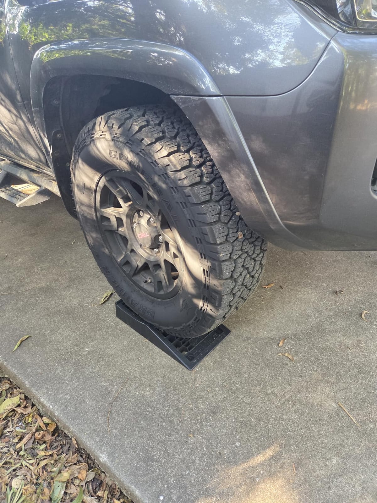 HOXWELL Portable Car Ramps for Oil Changes High Lift, Heavy Duty Low Profile Car Ramps for Jack Support, Vehicle Ramps for Garage, 31.5''x8.1''x4.9'', GVW 10000 LBS, 2PCS customer photo 2
