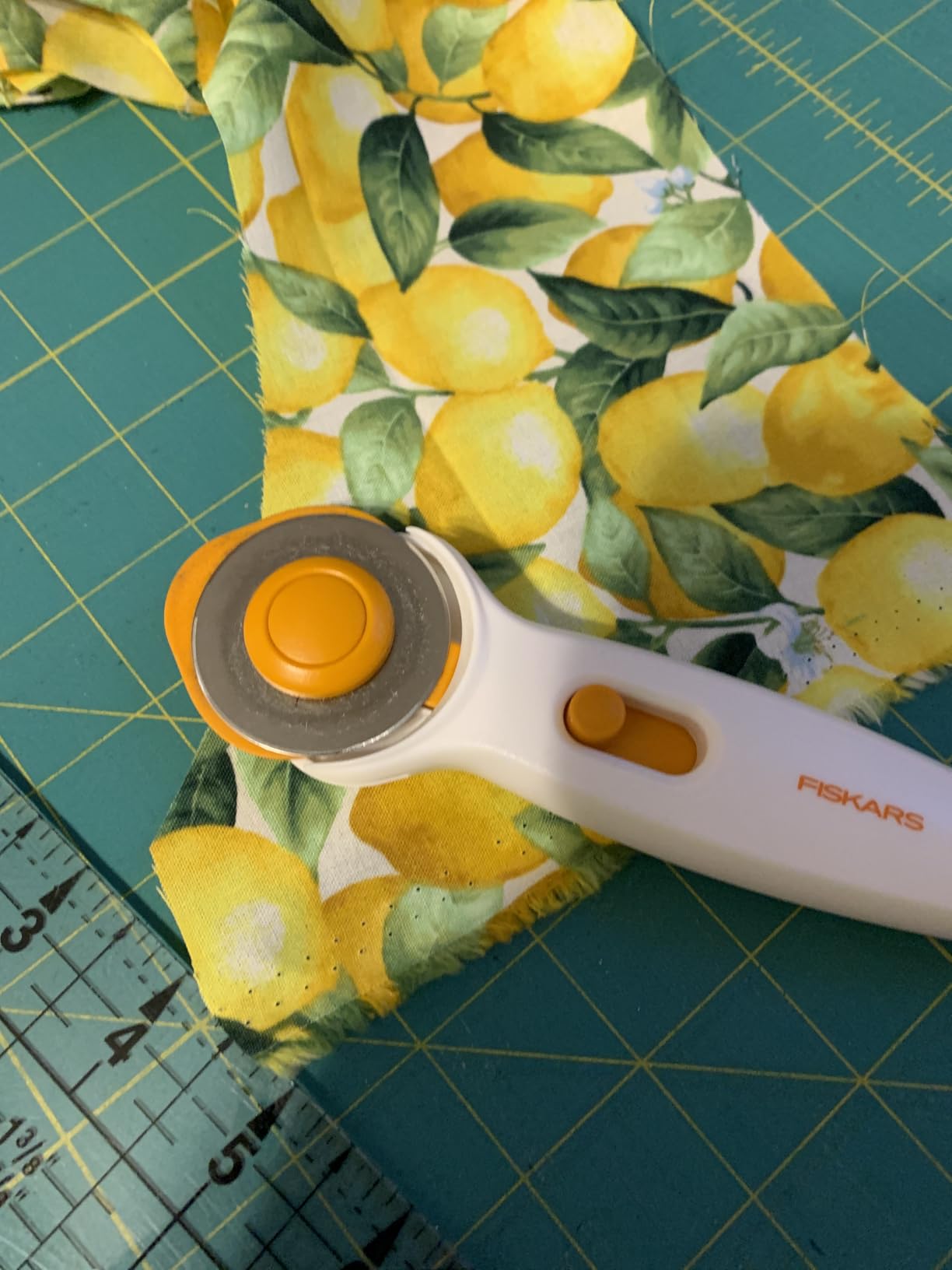 Fiskars 45mm Stick Rotary Cutter for Fabric, Arts and Crafts & Sewing customer photo 2