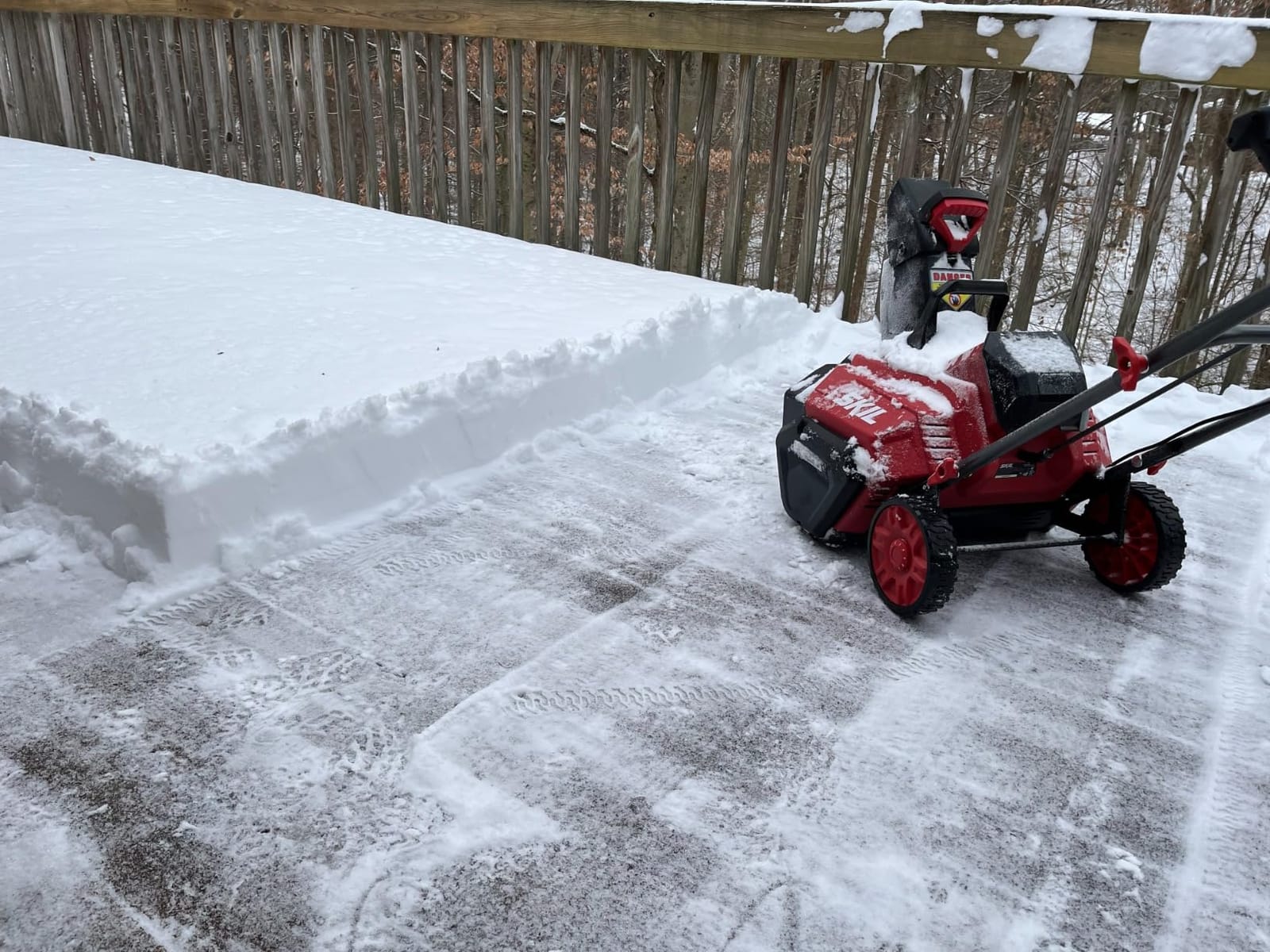 SKIL PWR CORE 40 Brushless 40V 20 in. Single Stage Snow Blower Kit, 30'ft Throwing Distance, Includes 6.0Ah Battery and Charger- SB2001C-10 red customer photo 2