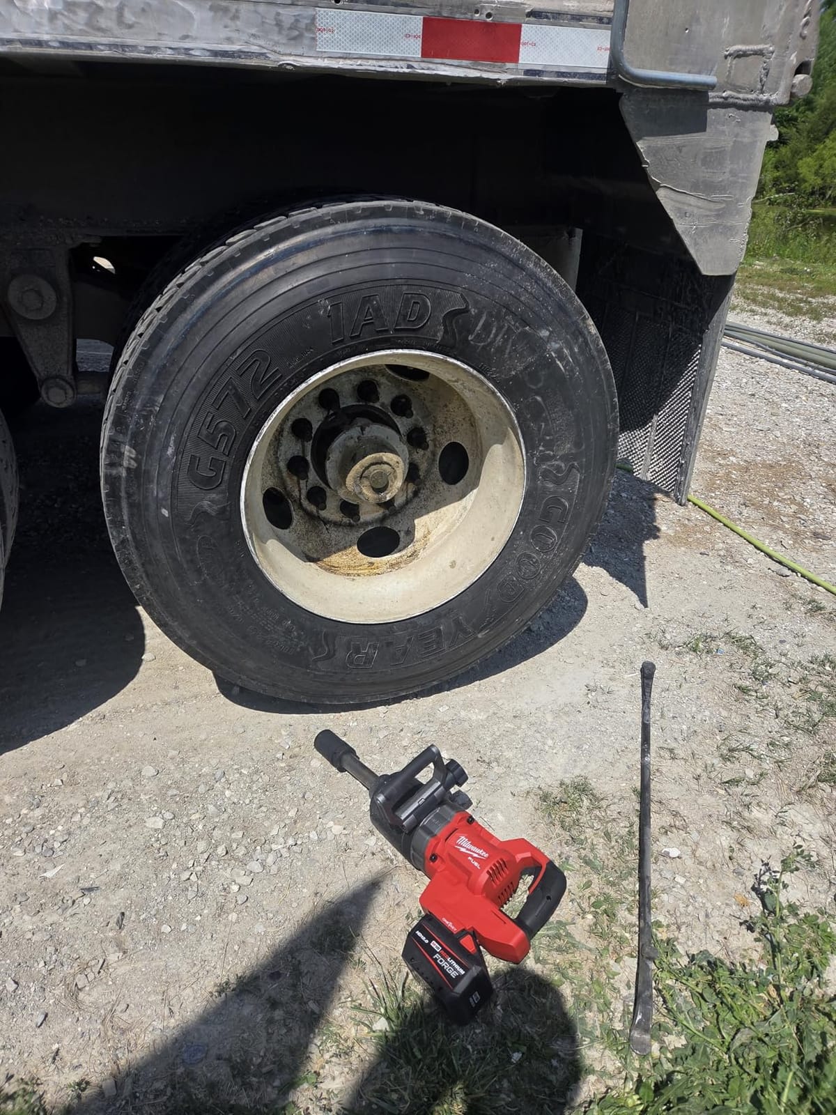 Milwaukee M18 FUEL 18V Lithium-Ion Brushless Cordless 1 in. Impact Wrench Extended Reach D-Handle Kit w/Two 12.0 Ah Batteries customer photo 1