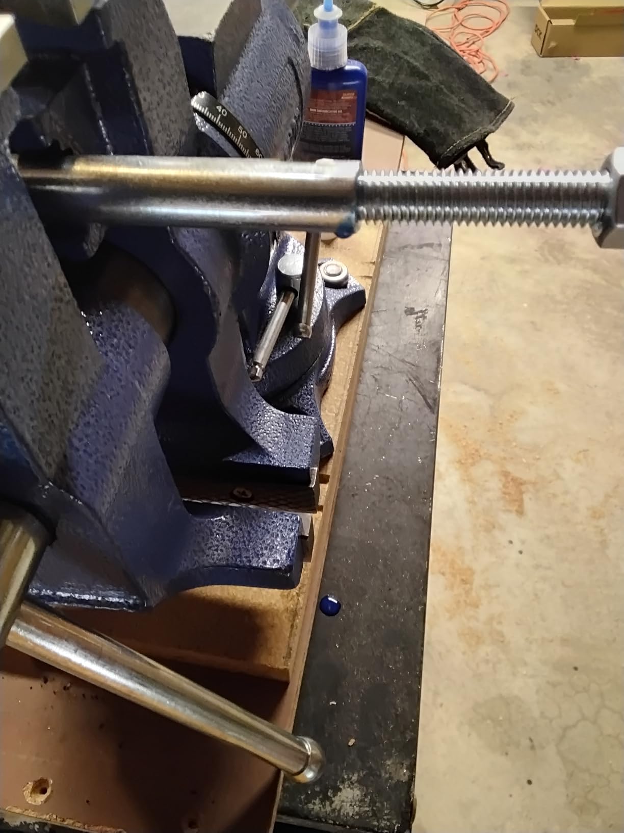 VEVOR Bench Vise 6 Inch, Double Swivel Rotating Heavy Duty Vise Head/Body Rotates 360°,Pipe Vise Bench Vices 30Kn Clamping Force,for Clamping Fixing Equipment Home or Industrial Use customer photo 1