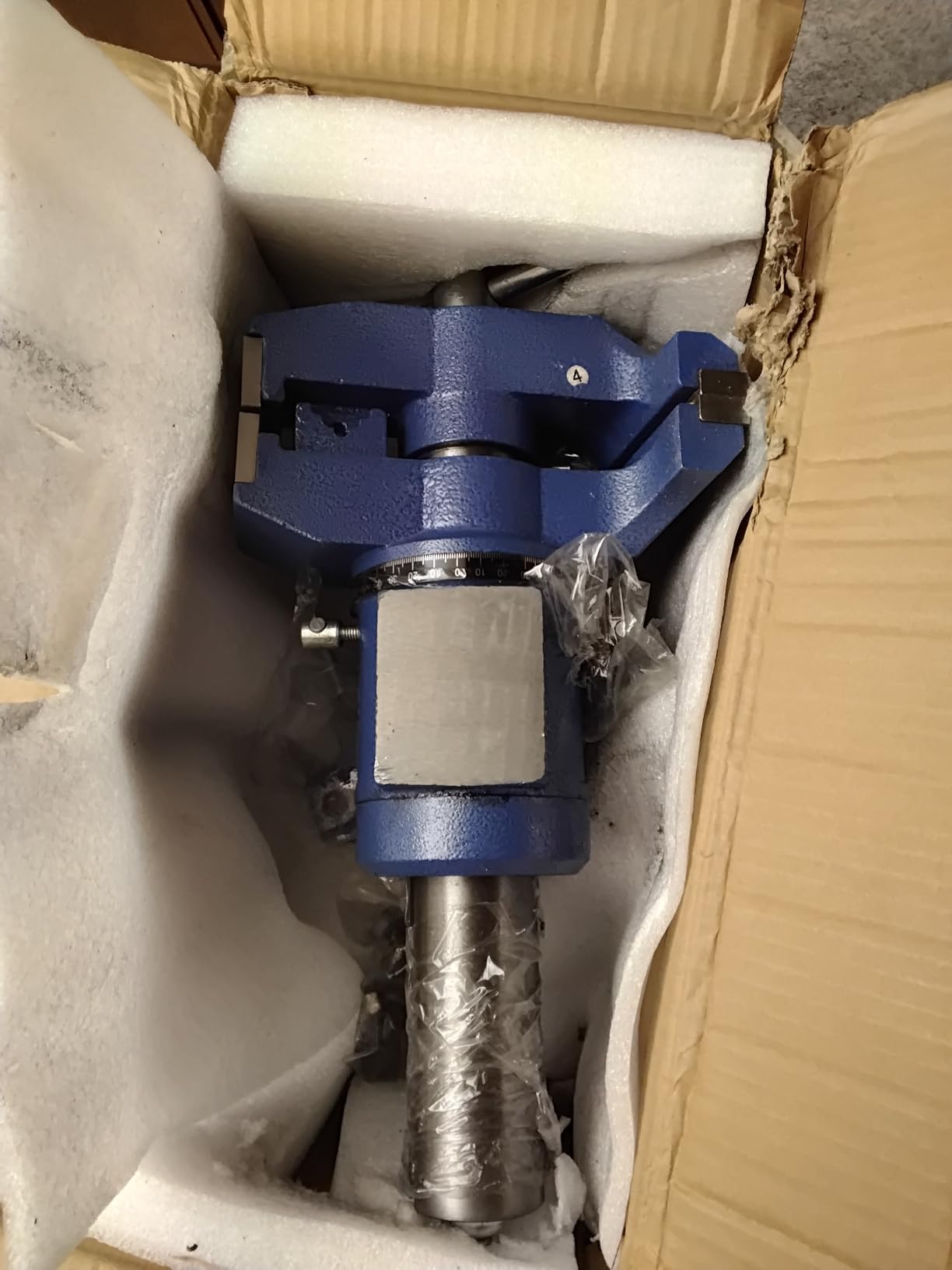 VEVOR Bench Vise 6 Inch, Double Swivel Rotating Heavy Duty Vise Head/Body Rotates 360°,Pipe Vise Bench Vices 30Kn Clamping Force,for Clamping Fixing Equipment Home or Industrial Use customer photo 2