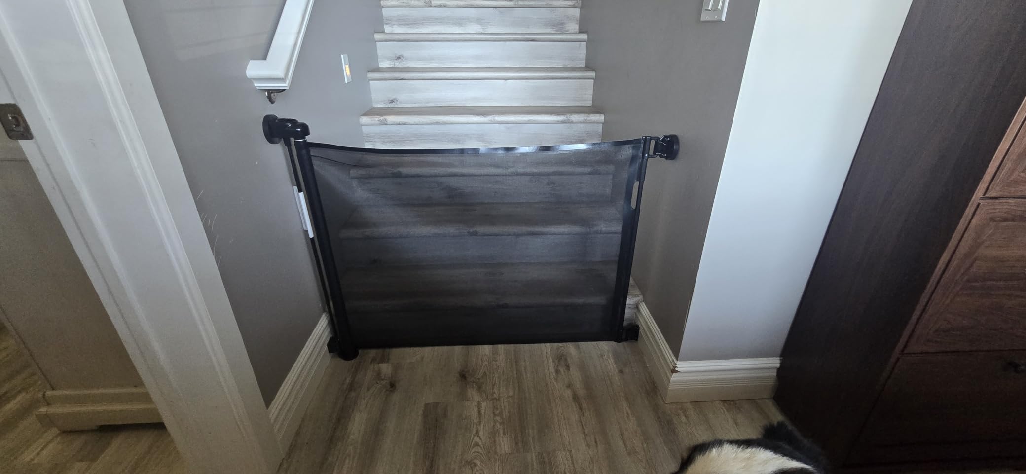 Veraste Retractable Baby Gate for Doorways and Stairs, Mesh Safety Gate for Pet, Indoor & Outdoor Use, One-Hand Operation, Easy Installation, 33.6
