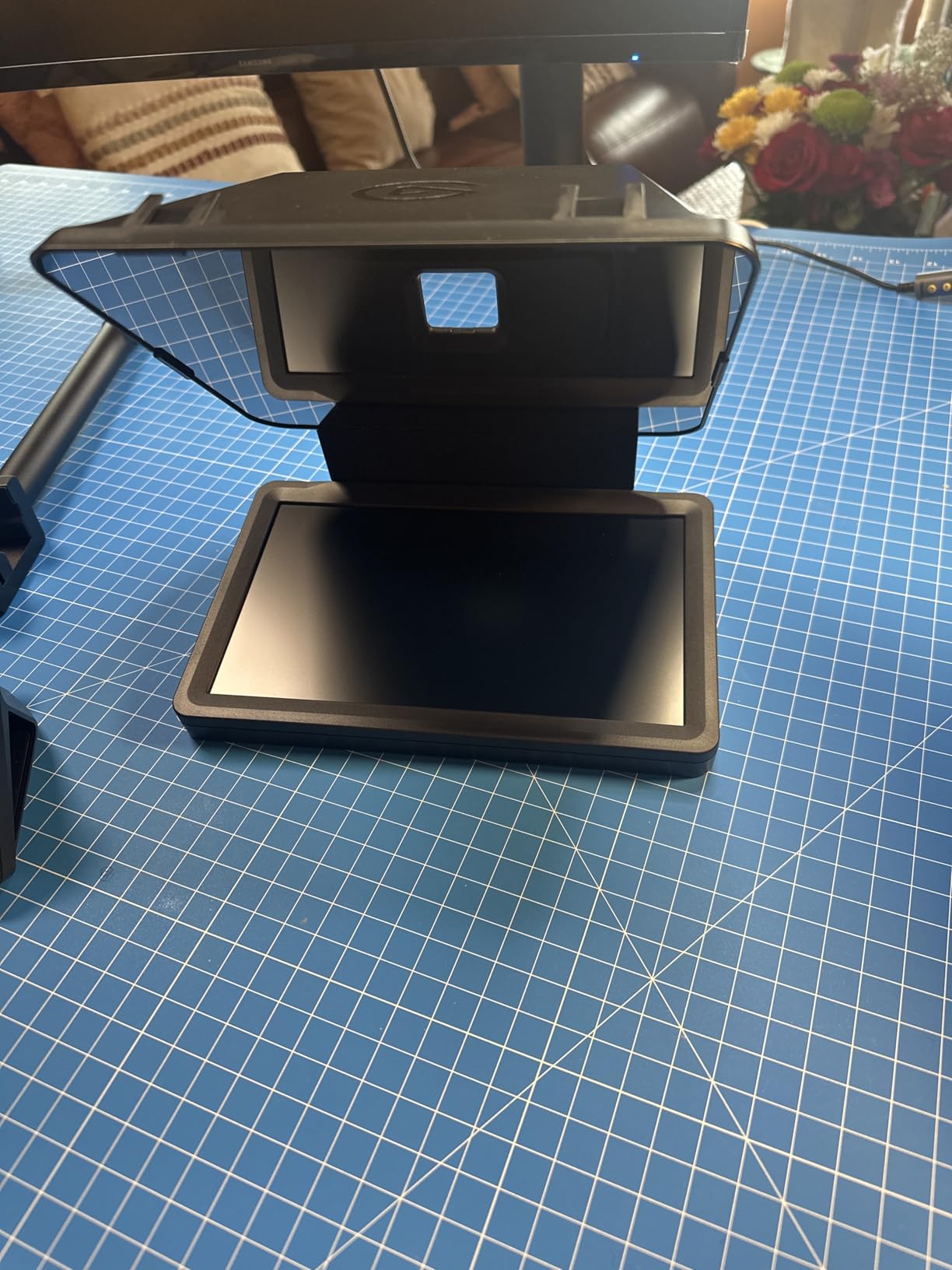 Elgato Prompter, Teleprompter with Built-in Screen, 1080p Full HD Effective Video Resolution customer photo 2