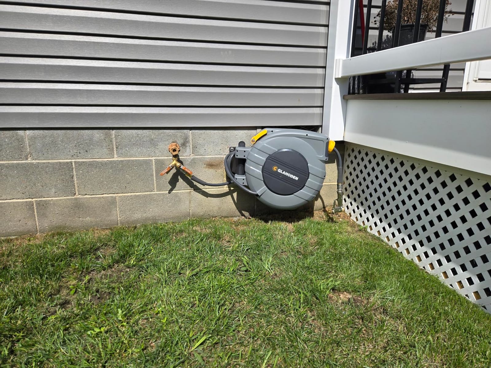 Retractable Garden Hose Reel, 5/8 in x 100 ft UV Resistant Heavy Duty Water Hose Reel with Automatic Slow Rewind & Any Length Lock, 180° Swivel Wall Mount Hose Reels for Outside, 3/4 in Brass Fitting customer photo 1