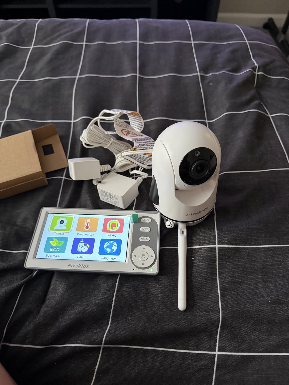 Split-Screen Baby Monitor with 2 Cameras No WiFi, 30H Battery, Pan-Tilt-Zoom, Monitor para bebés with Night Vision, 2-Way Audio, Room Temp Sensor, Lullaby, Plug & Play - Ideal for Travel customer photo 2