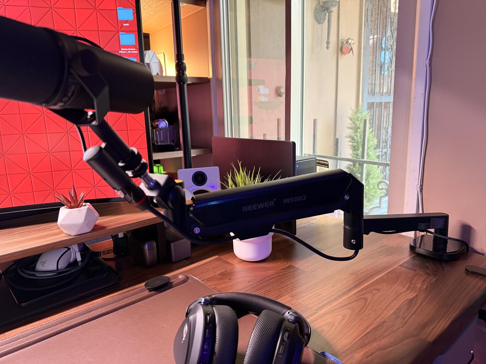 NEEWER Low Profile Mic Arm Desk Mount, 360° Swivel Boom Arm with Pneumatic Damping Adjustable, Cable Management, Compatible with Shure MV7 SM7B Blue Yeti Gaming Streaming Podcast customer photo 2