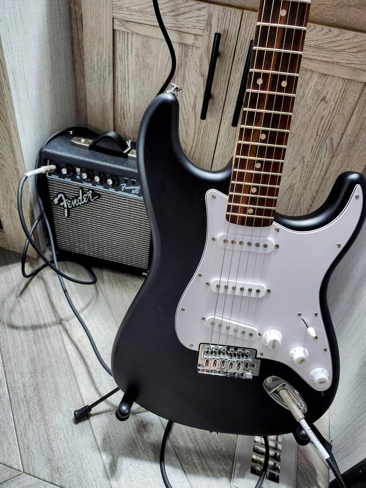 Fender Squier Debut Series Stratocaster Electric Guitar Kit, Beginner Guitar Kit, with 2-Year Warranty, with Padded Gig Bag, Frontman 10G Amp, Strap, and More, Includes Free Lessons, Black customer photo 1
