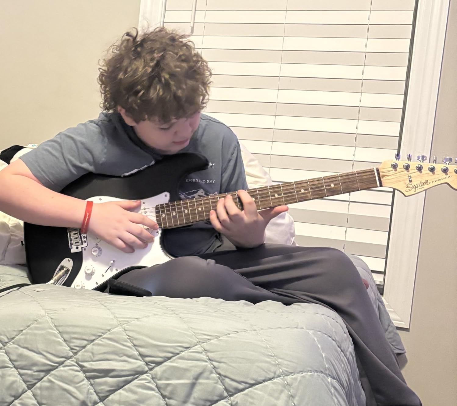 Fender Squier Debut Series Stratocaster Electric Guitar Kit, Beginner Guitar Kit, with 2-Year Warranty, with Padded Gig Bag, Frontman 10G Amp, Strap, and More, Includes Free Lessons, Black customer photo 2