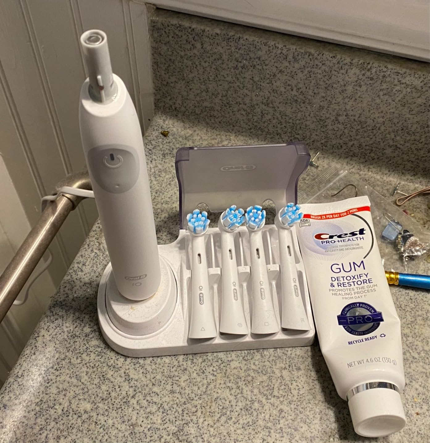 Oral-B Rechargeable Electric Toothbrush, iO2, 3 Cleaning Modes, Automatic Pressure Sensor to Protect Gums, Night Black customer photo 2
