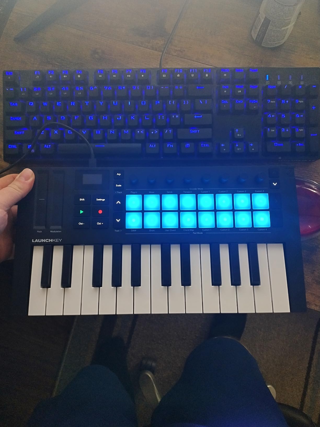 Novation Launchkey Mini 25 MK4 USB MIDI Keyboard Controller with 16 Pads featuring Polyphonic Aftertouch, OLED Display, Scale and Chord Modes customer photo 1