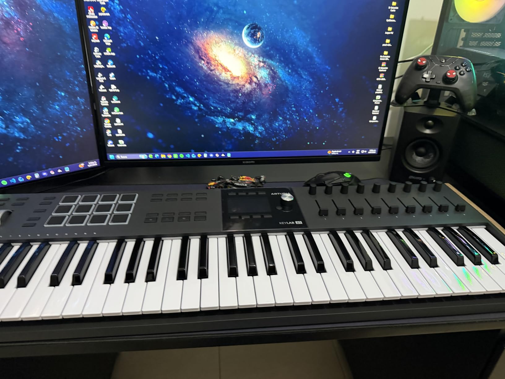 Arturia KeyLab mk3 USB MIDI Keyboard Controller, 61 Key - Black customer photo 2