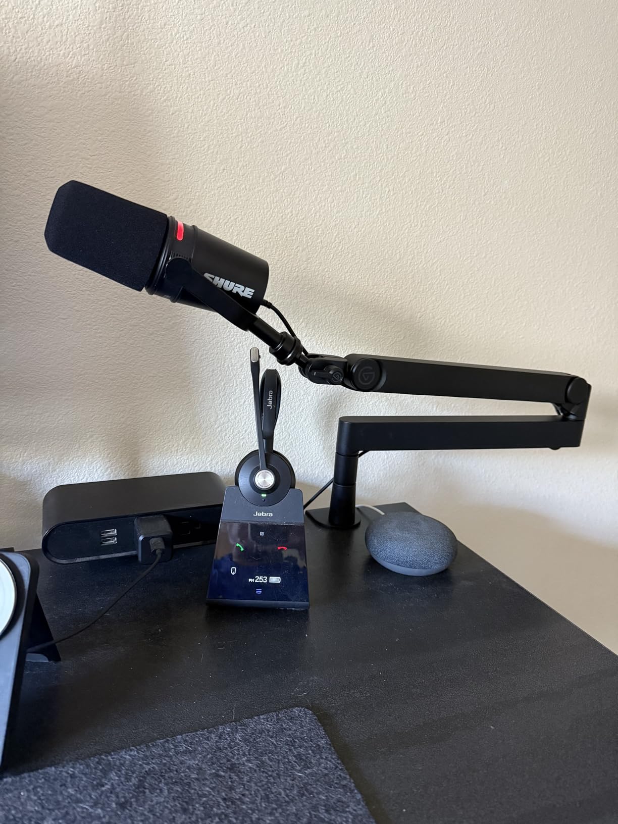 Elgato Wave Mic Arm Pro - Gas Spring Microphone Arm, Supports up to 3kg, Silent gas-spring adjustment, Hidden cable channels, Padded clamp customer photo 1