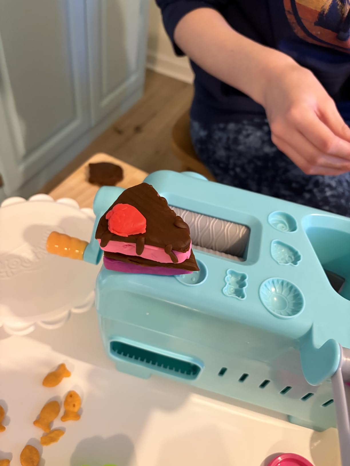 Play-Doh Super Slice Cake Playset, Toy Oven with Play Kitchen Accessories & 11 Modeling Compound Cans, Kids Arts & Crafts, Ages 3+ customer photo 1