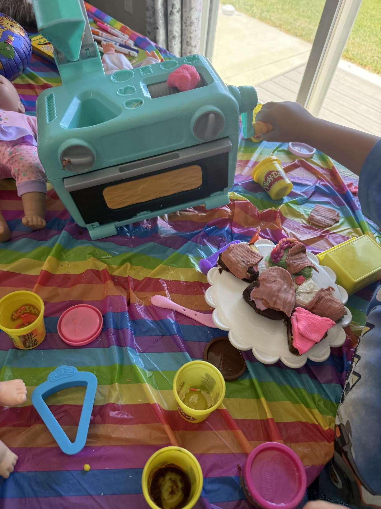 Play-Doh Super Slice Cake Playset, Toy Oven with Play Kitchen Accessories & 11 Modeling Compound Cans, Kids Arts & Crafts, Ages 3+ customer photo 2