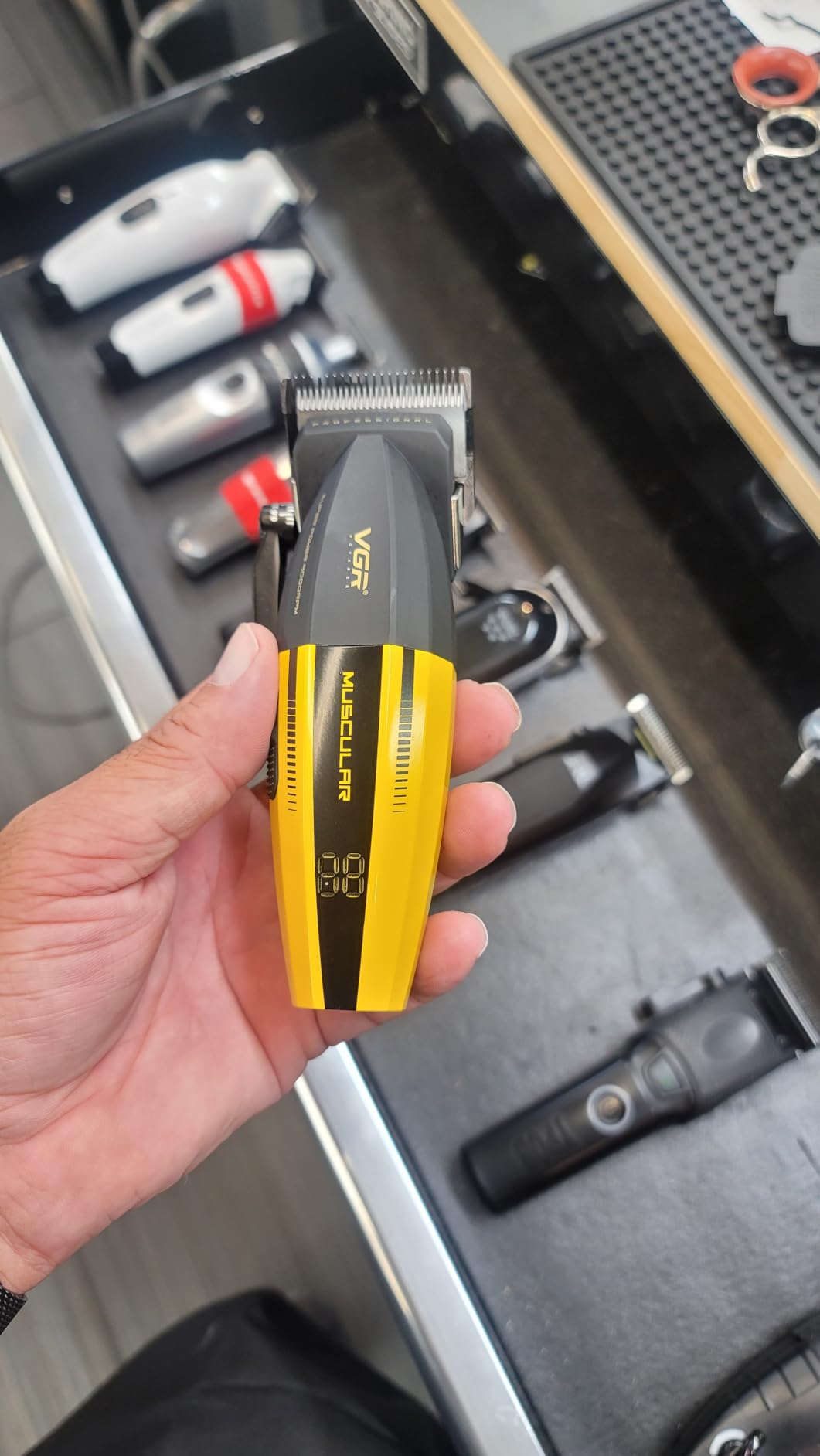 VGR 285 Fresh Fade Hair Clippers for Men, 9000RPM Professional Barber Clippers for Hair Cutting, Cordless Small Hair Trimmer Lightweight Versatile Barber Kit with 6 Magnetic Guide Combs, LED Display customer photo 1