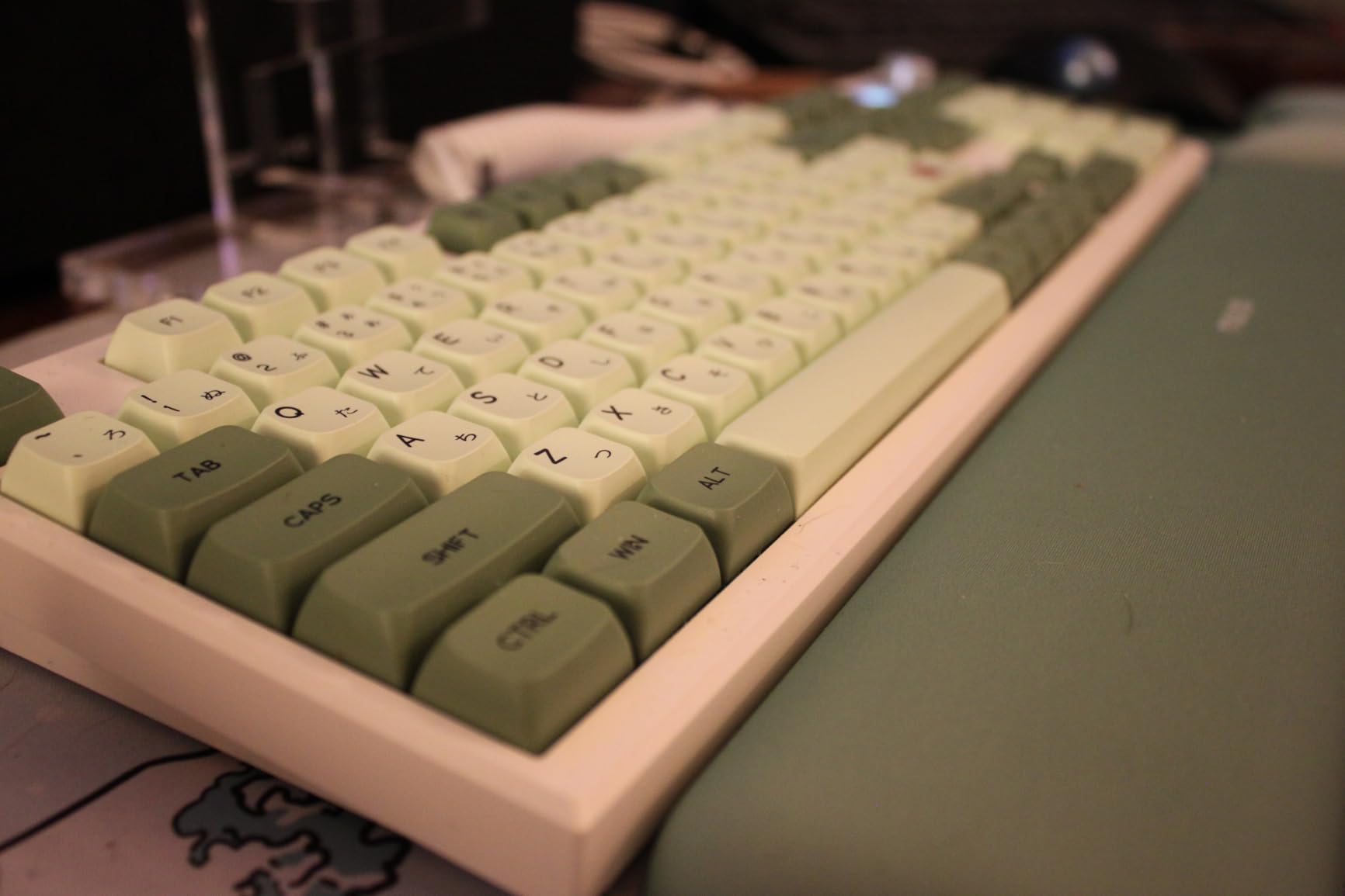 GMK104 Barebones Keyboard Kit with Screen & Knob, QMK/VIA Programmable BT5.0/2.4GHz/Type-C Tri-Mode Gasket Mounted Hot Swap RGB Backlit Full Size Custom PCB Kit DIY Mechanical Keyboard for Win/Mac (White) customer photo 1