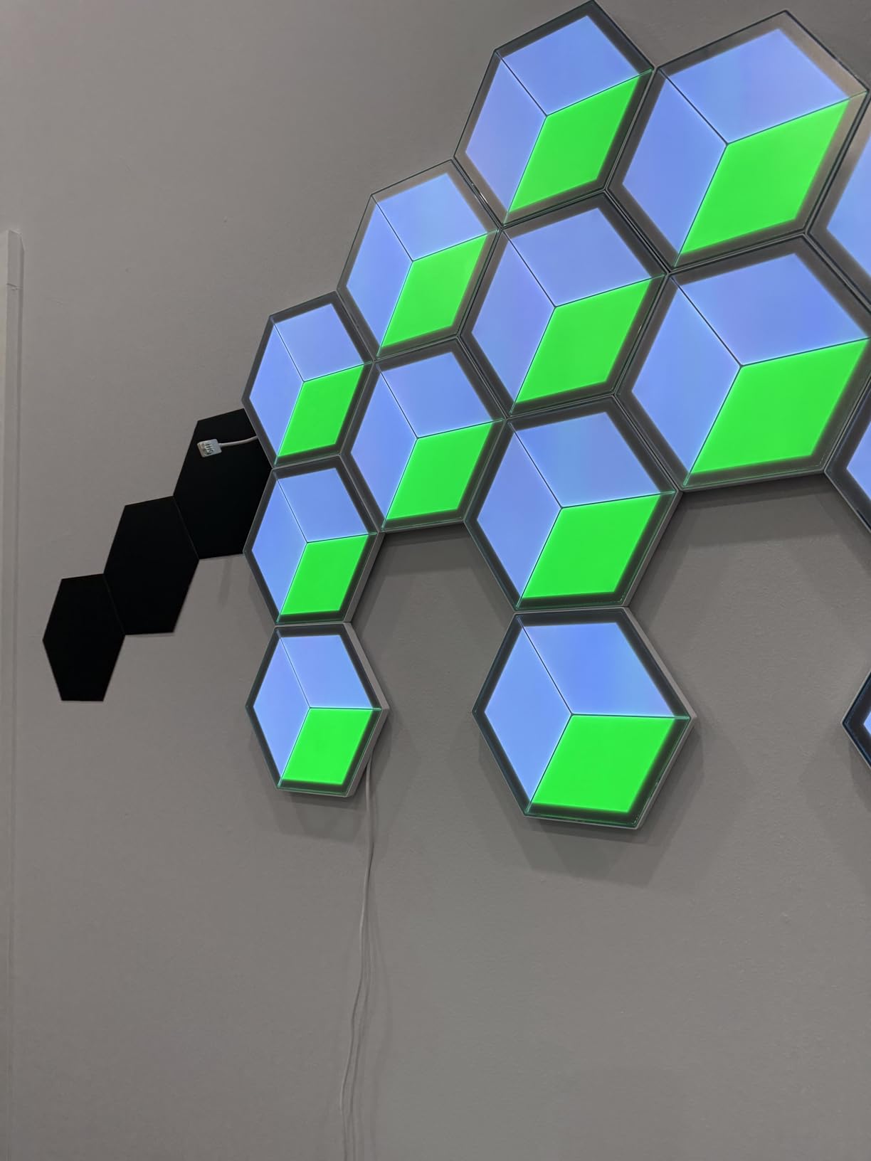 Nanoleaf Glide Hexagon Light Panels Ultra, RGBIC 3D Wall Lights, 10 Pack Meteor Gray customer photo 1