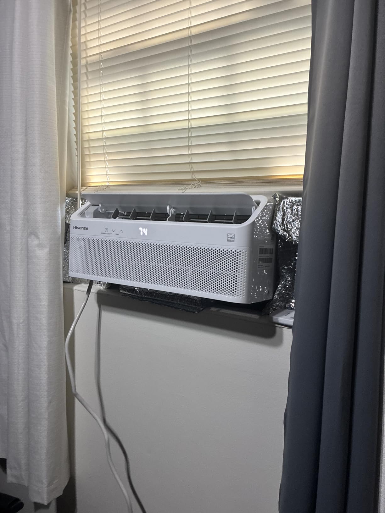 Hisense 8,000 BTU Smart Inverter Window Air Conditioner Easy Install Bracket, Up to 350 Sq Ft, Ultra-Slim Profile, 3 Speed, 700W, 4-Way Air Direction HLAW0825TW (Renewed) customer photo 2