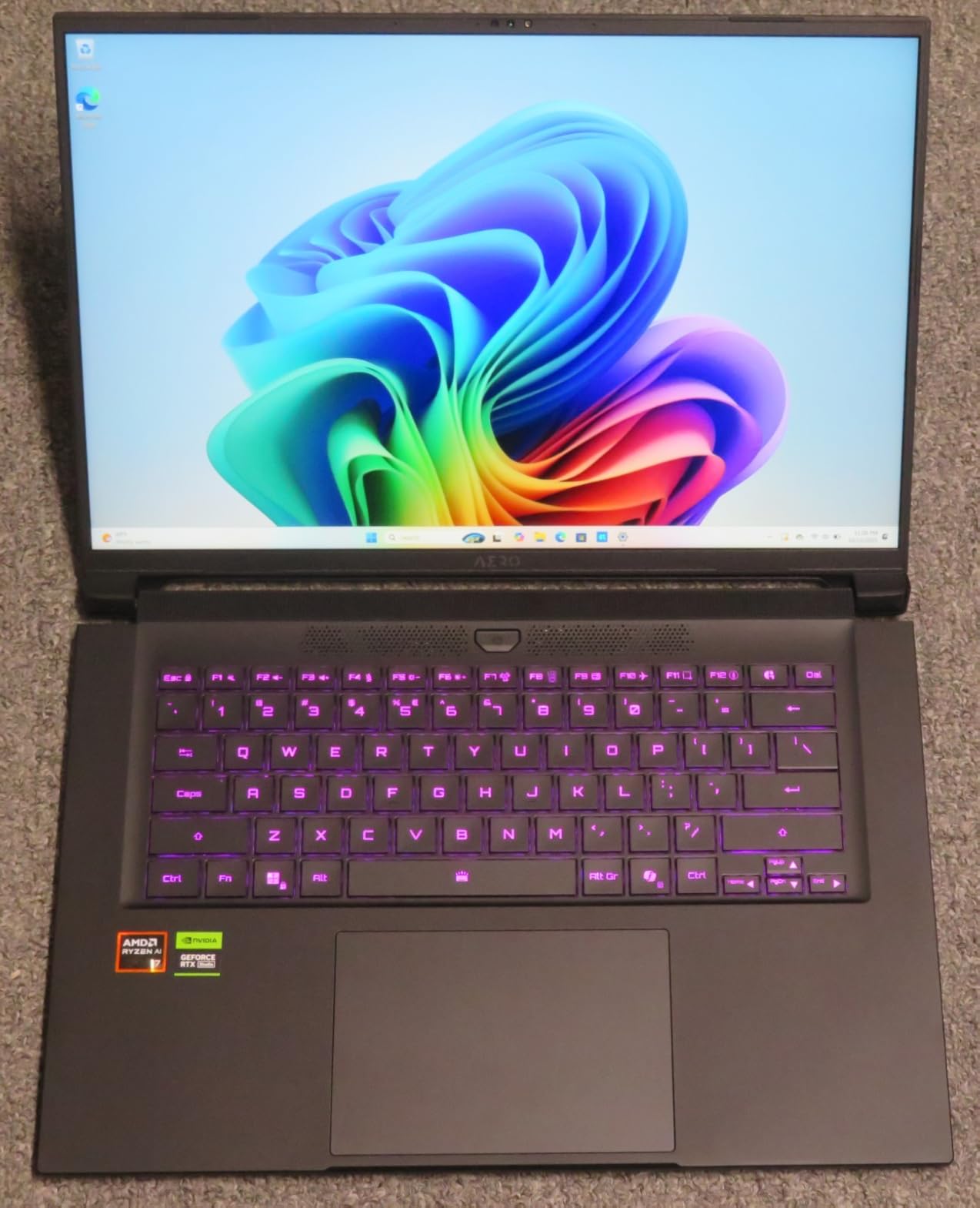 GIGABYTE AERO X16; Copilot+ PC - 165Hz 2560x1600 WQXGA - NVIDIA GeForce RTX 5050 - AMD Ryzen AI 7 350-1TB SSD with 16GB DDR5 RAM - Windows 11 Home - Space Gray customer photo 2