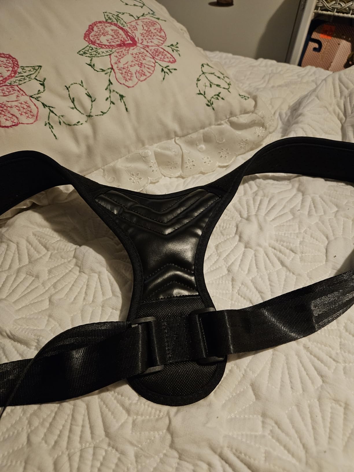 Posture Corrector, Back Brace for Women and Men, Adjustable Back Support, Shoulder Straightener for Improving Hunchback, Providing Pain Relief from Neck, Shoulder, and Upper Back - Black customer photo 1