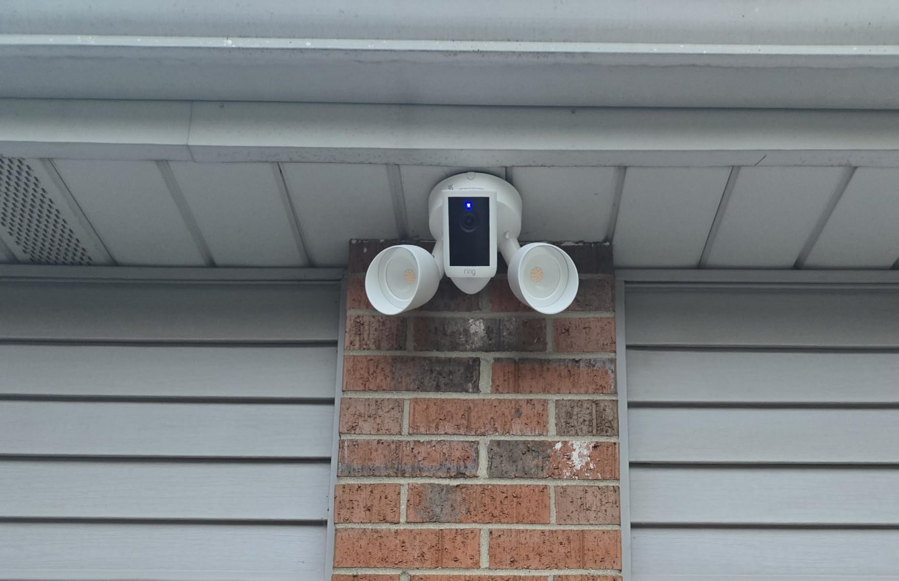 Ring Floodlight Cam 2K (newest model), Wired, Home or business security, Wide-Angle Retinal 2K Video, 6x Enhanced Zoom, Ultra-Bright Floodlights, White customer photo 2