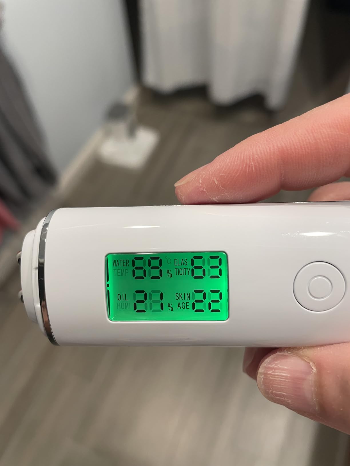 Professional Skin Moisture Tester, Digital Facial Oil Detector, High Precision Skin Hydration Analysis Meter, Hydration monitor,Portable Skin Analyzer with LCD Display & Fluorescent Agent Detection customer photo 1