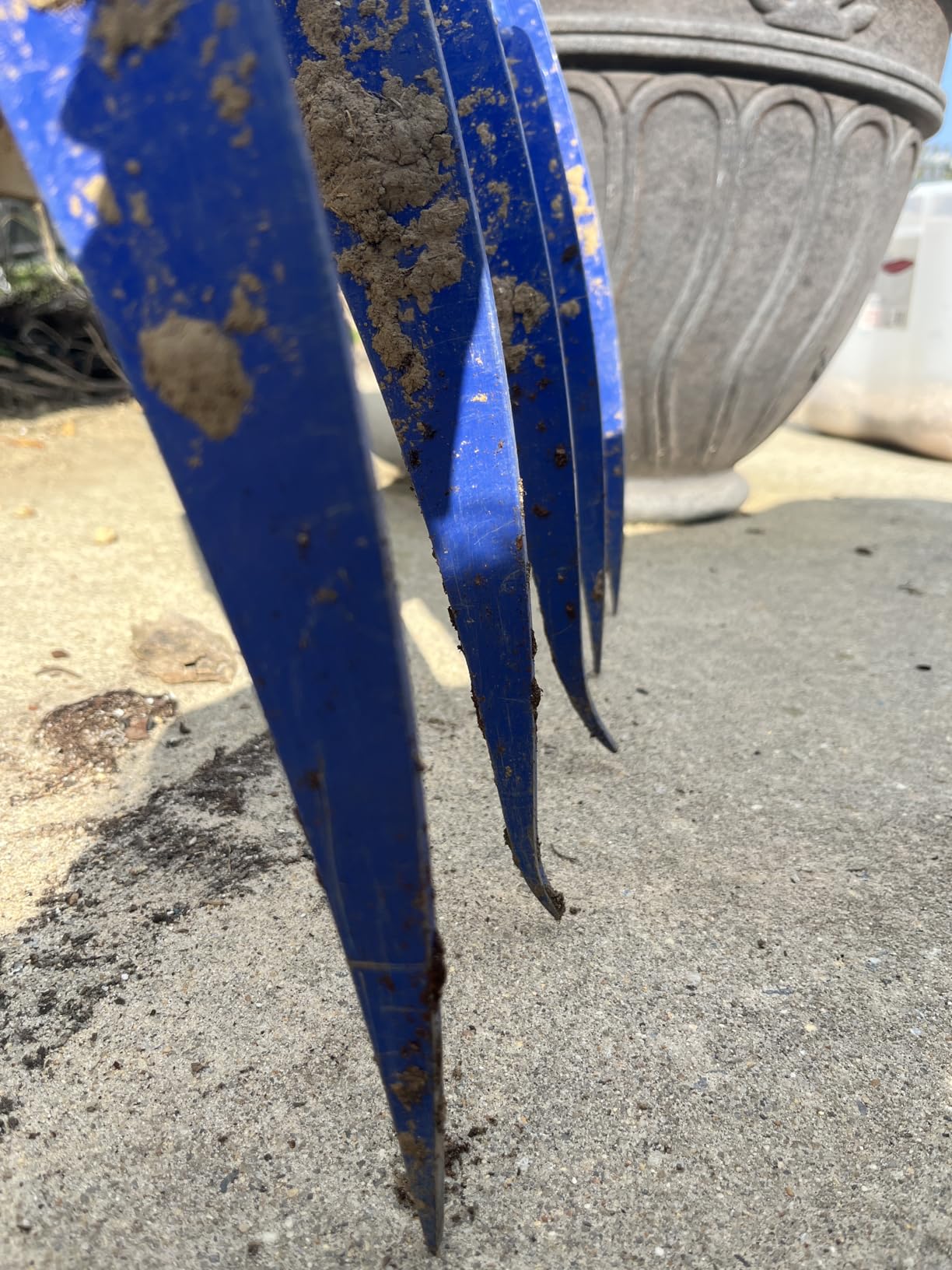 56'' Heavy Duty Broadfork for All the Soils, Detachable Design Pitchfork, 5 Sharp and Cambered 11'' Tines Bord Fork Garden Tool, Ergonomic Handles, Good Package, Easy Assembly, Blue. customer photo 1