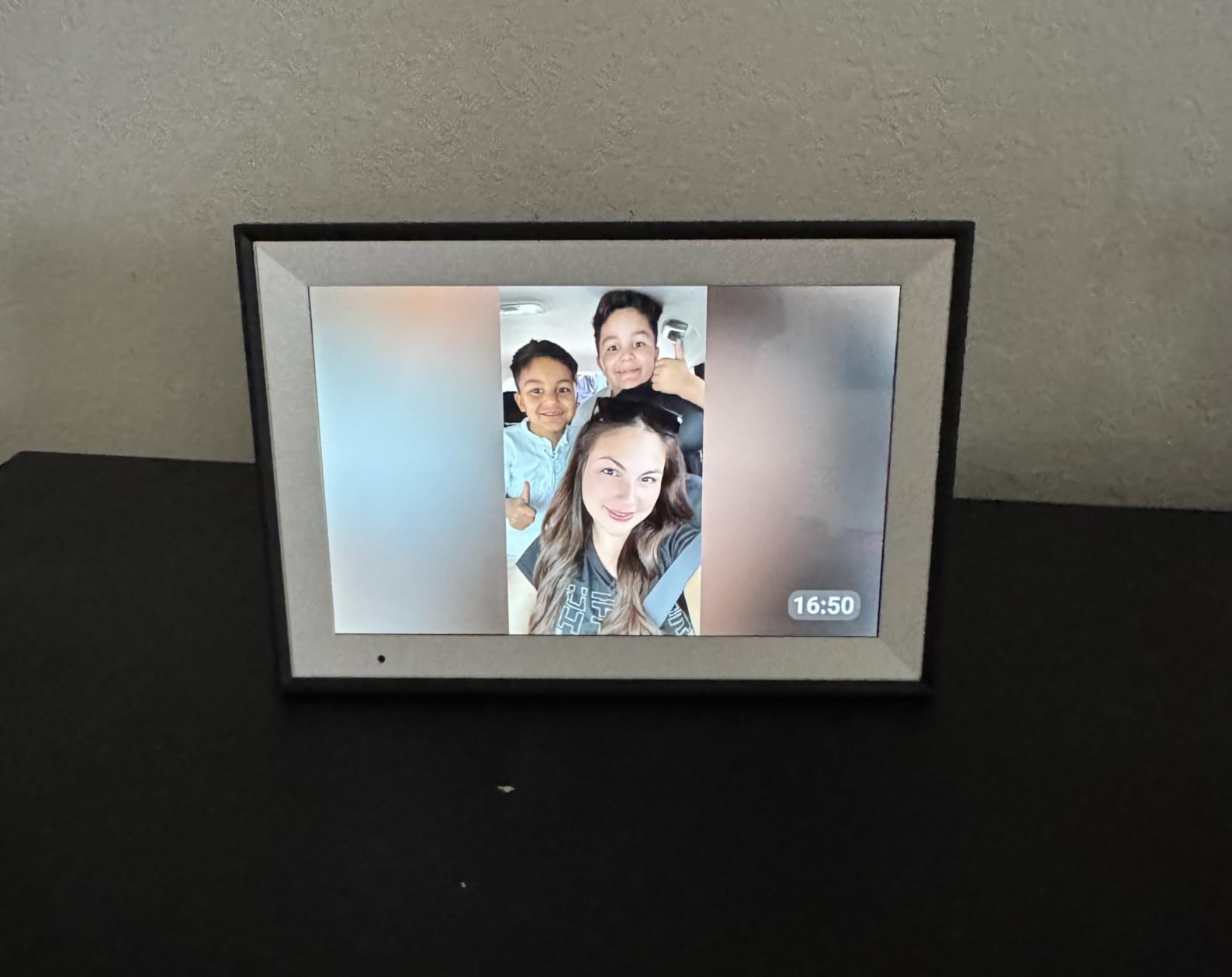 AEEZO Digital Picture Frame, 10.1 Inch Digital Photo Frame with 1280 * 800 HD IPS Touch Screen, Smart Digital Frame Built-in 32GB Memory, Auto-Rotate Easy Setup via AiMOR APP(Black) customer photo 1