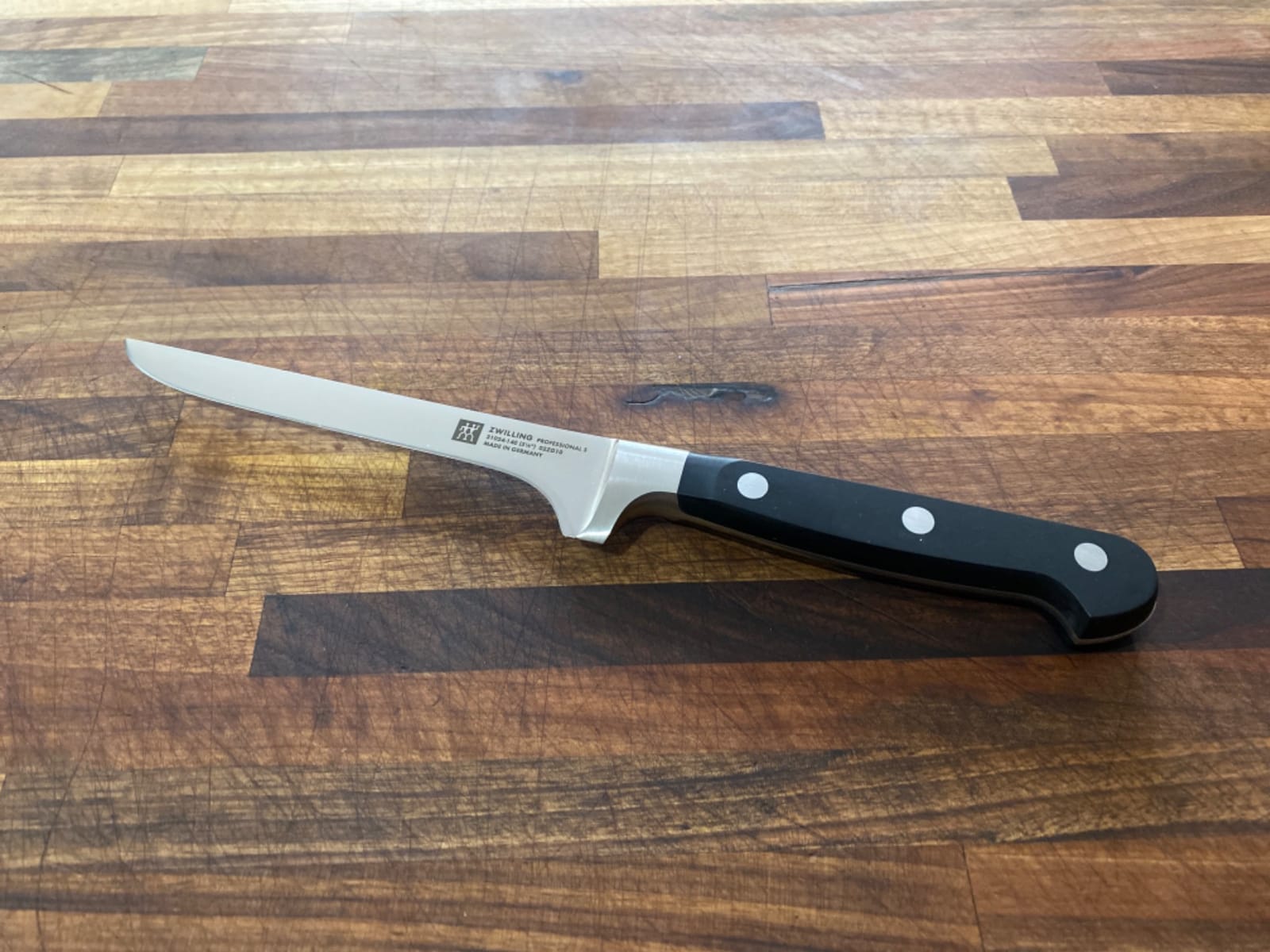 ZWILLING Professional S 5.5-inch Razor-Sharp German Flexible Boning Knife, Made in Company-Owned German Factory with Special Formula Steel perfected for almost 300 Years, Dishwasher Safe customer photo 2