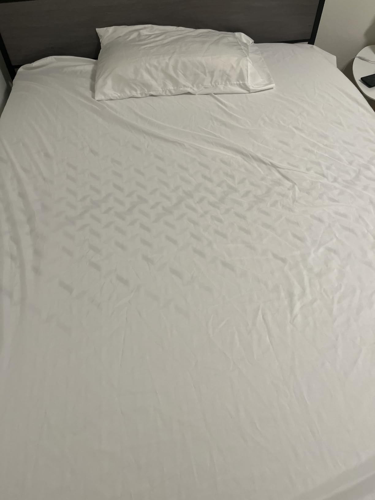 Amazon Basics Ultra-Soft Breathable Wrinkle-Free Microfiber 3-Piece Bed Sheet Set with 14-Inch Deep Pockets, College Dorm-Friendly, Twin XL, Bright White customer photo 1