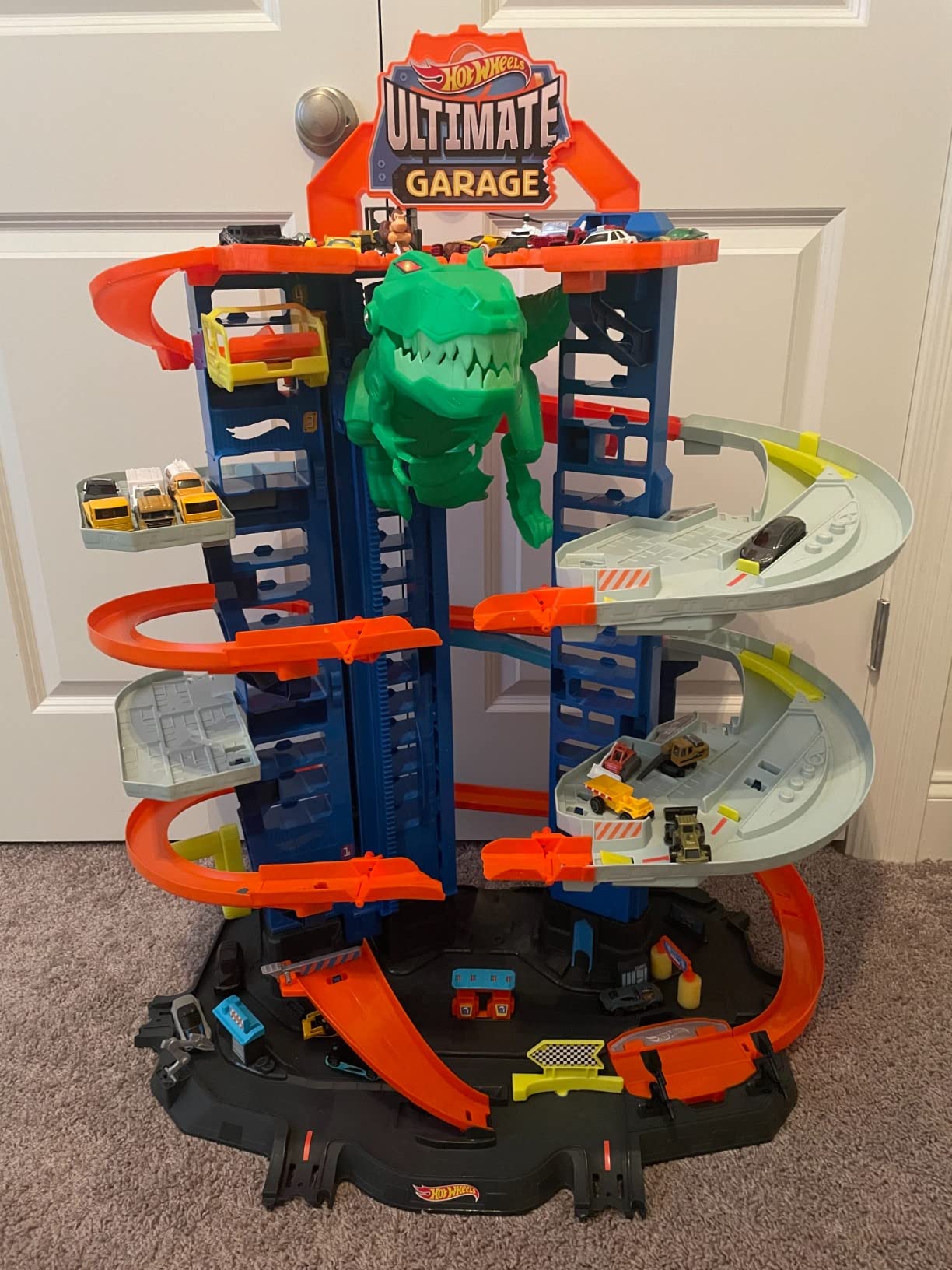 Hot Wheels Ultimate Garage Track Playset & 2 1:64 Scale Toy Cars customer photo 1