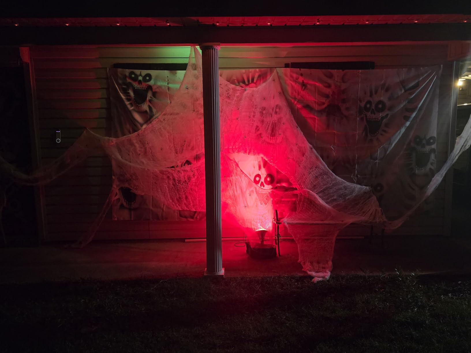 ZPISF 1400 sqft Halloween Spider Webs Decorations with 150 Extra Fake Spiders, Super Stretchy Cobwebs for Halloween Decor Indoor and Outdoor customer photo 2